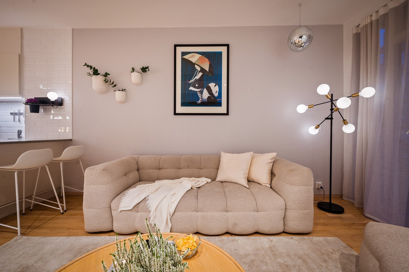 Rommet er lysmalt i behagelige nyanser som harmonerer fint med hverandre og de store vindusflatene sørger for rikelig med lysinnslipp. Galleribilde