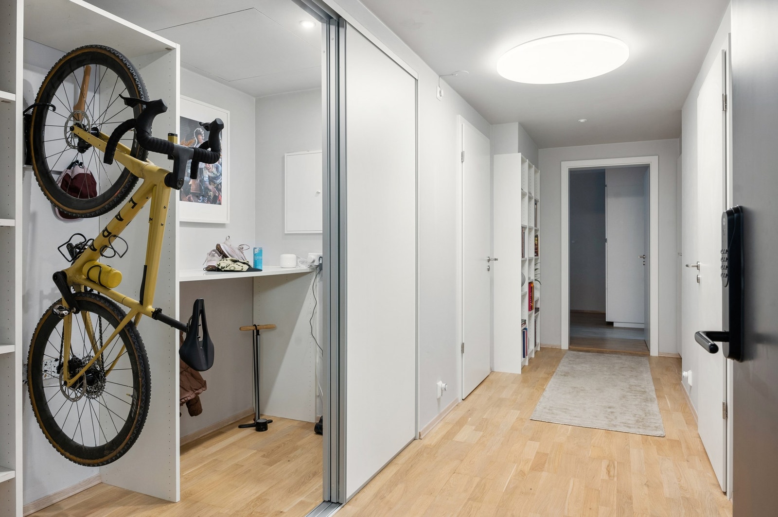 I entréen er det god plass til å henge fra seg ytterklær og sette fra seg sko i stort garderobeskap/bod. Entrédør er utstyrt med Yale Doorman. Galleribilde