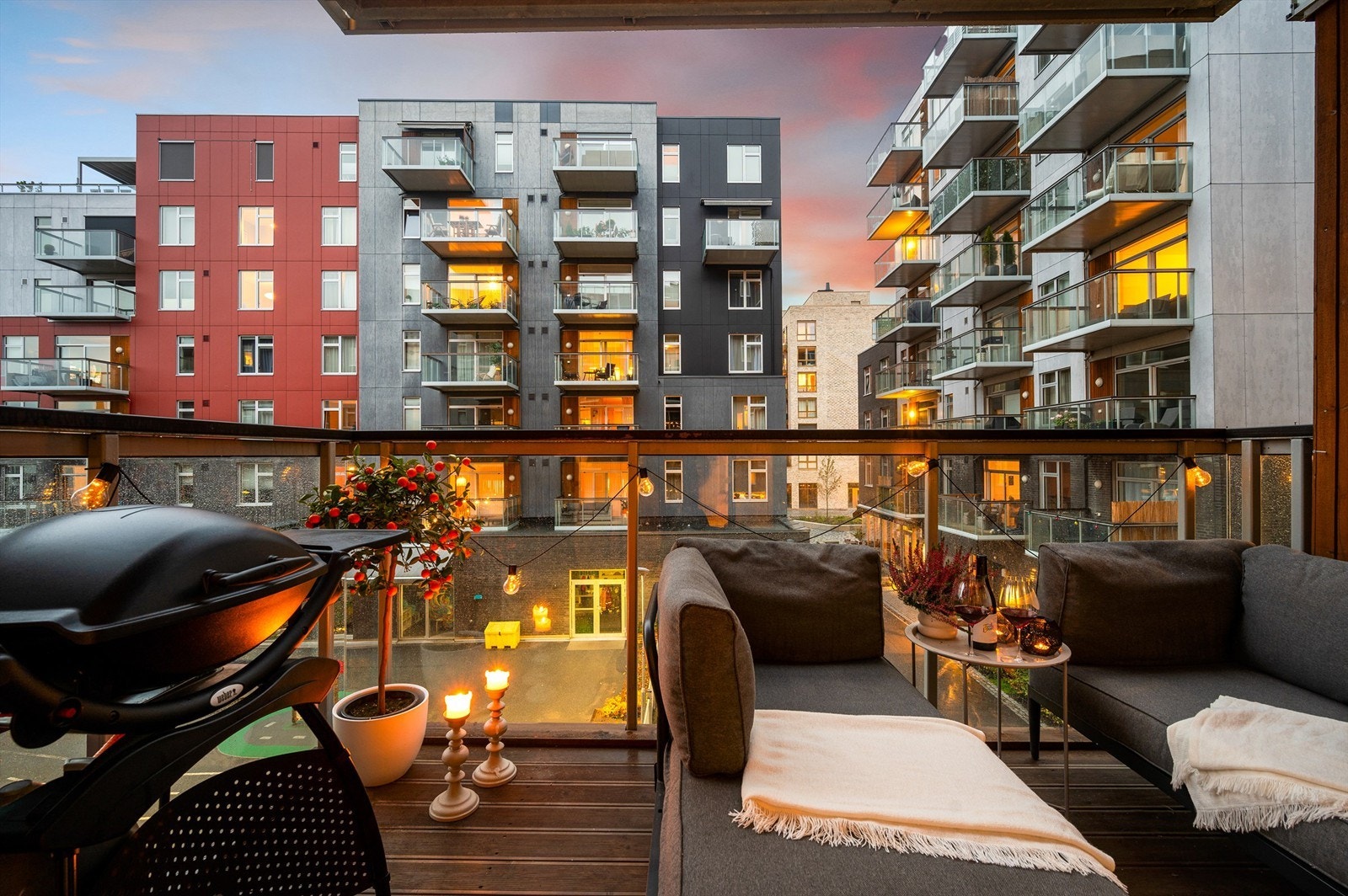 Fra balkongen har man utsyn mot sameiets hyggelige gårdsrom som er pent opparbeidet. Galleribilde