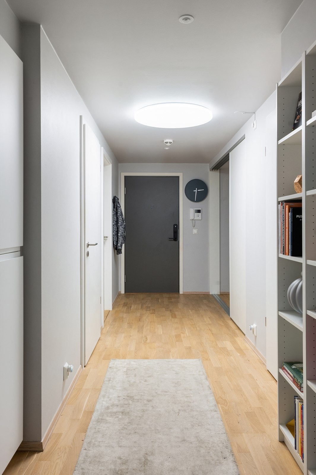 Velkommen inn! Lys og innbydende entré som er med på å gi et godt førsteinntrykk av leiligheten. Galleribilde