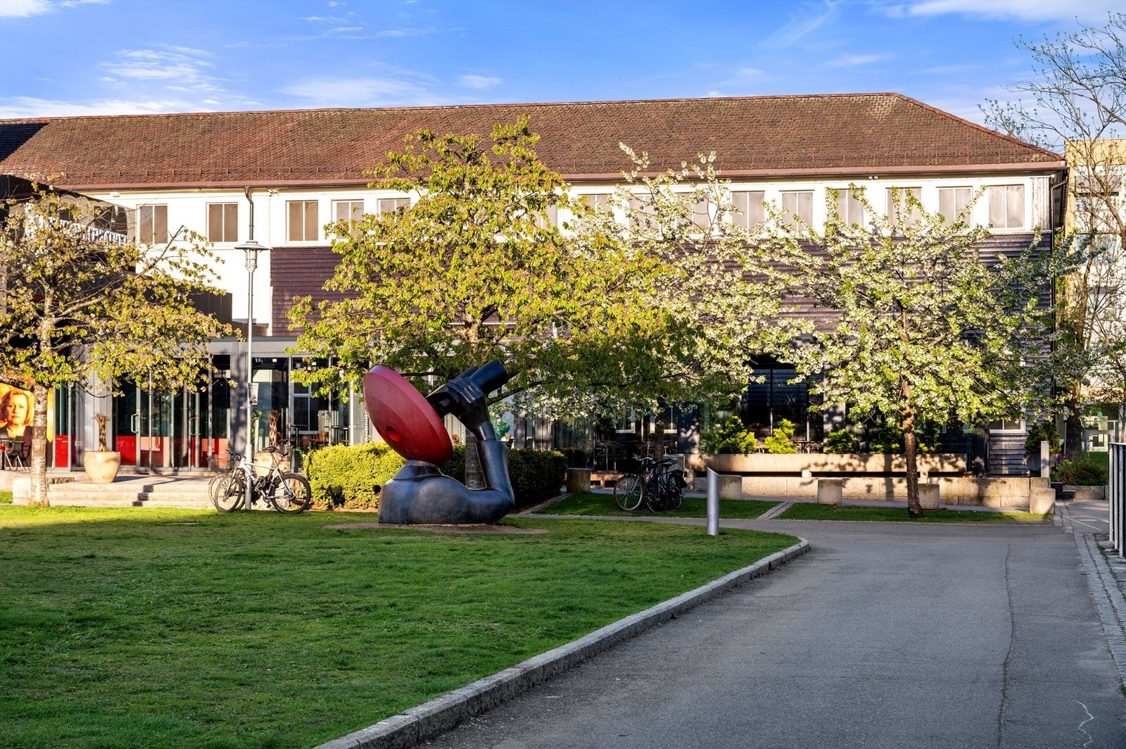 Forretninger, kafeer og restauranter innen kort gangavstand. Galleribilde