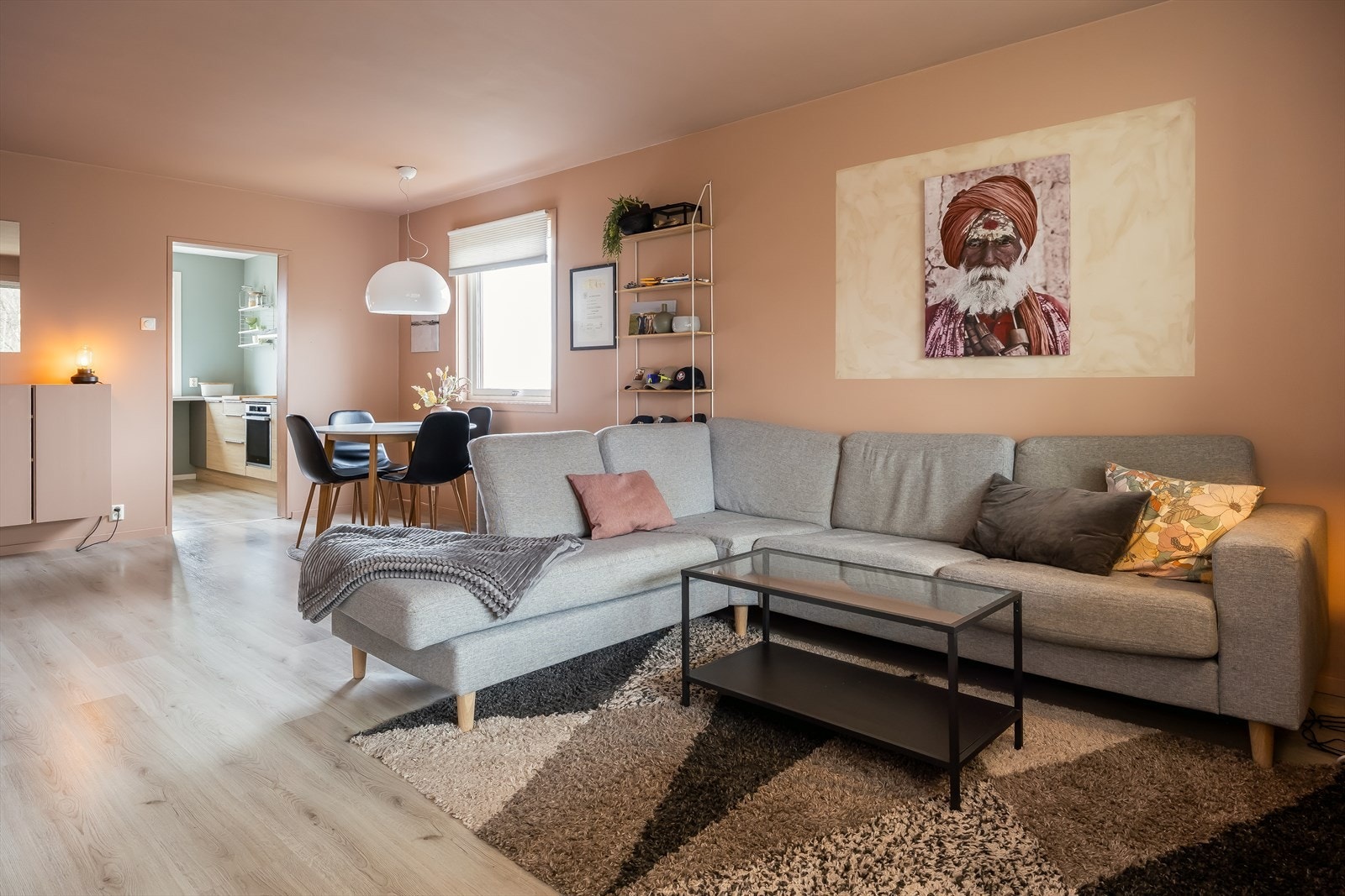 Her bor du godt til i umiddelbar nærhet til flotte turområder, badeplasser, idrettsanlegg, butikker og kjøpesentre. Galleribilde