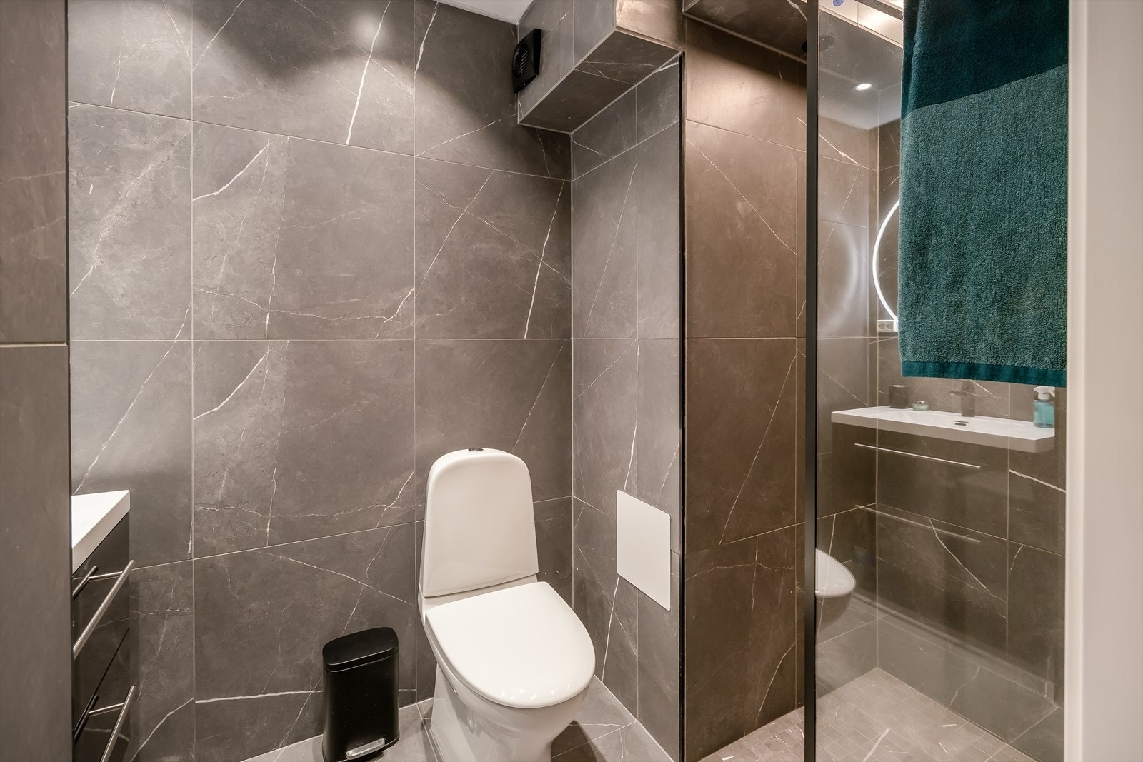Badet ble nylig pusset opp i 2024 og fremstår i pen stand. Galleribilde