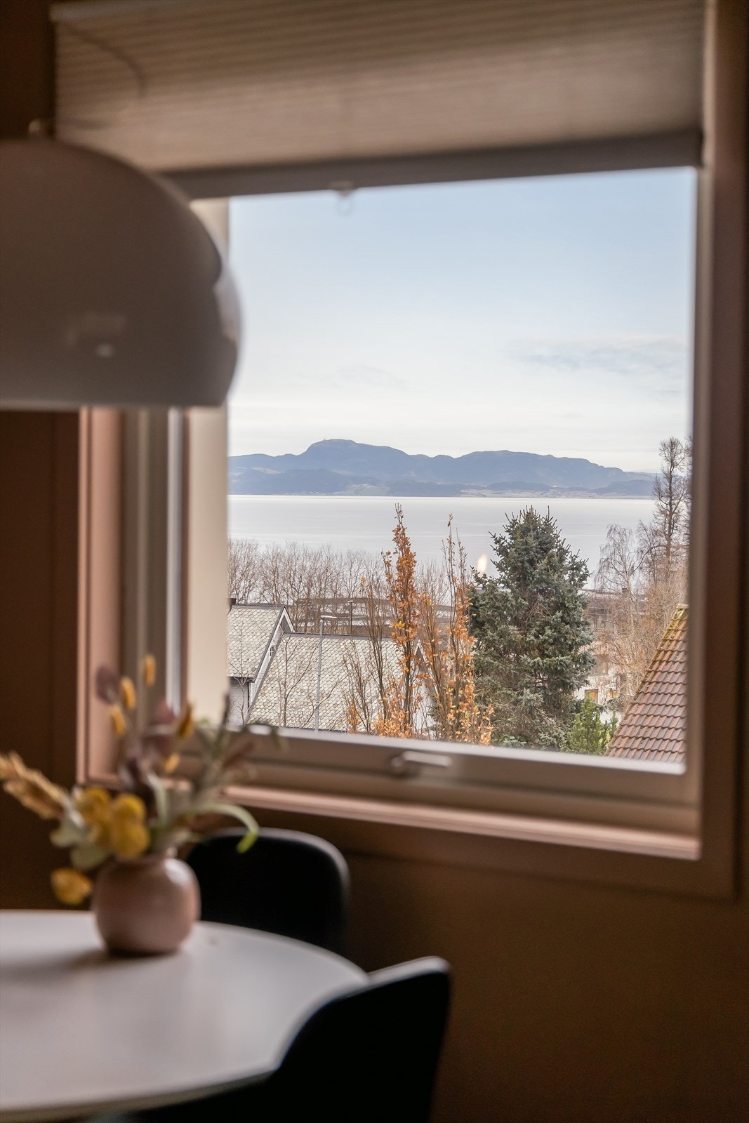 Det er flott fjordutsikt fra store deler av leiligheten. Galleribilde