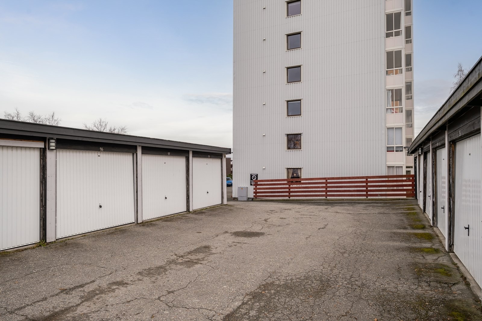 Det er mulig å søke om parkeringsplass i parkeringsplass eller garasjeplass med lademuligheter til styret. Galleribilde