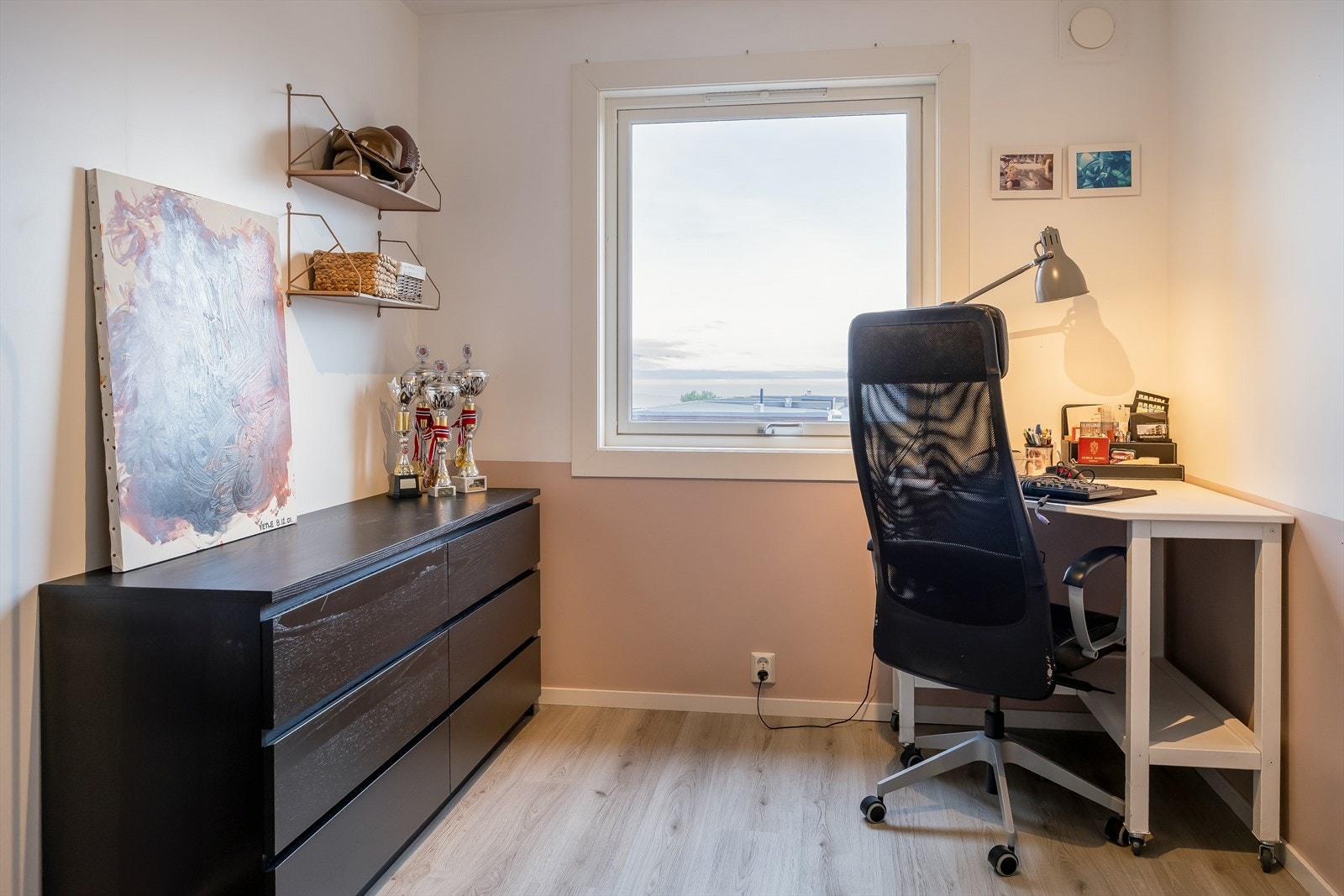 Det andre soverommet er på 8,4 m² og blir i dag brukt som kontor. Galleribilde