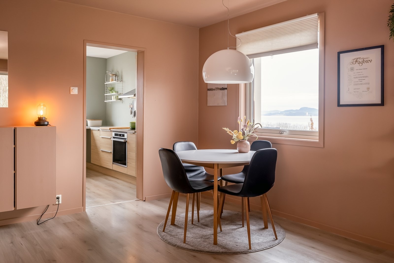 Leiligheten byr på en romslig stue på hele 26 m² og har praktisk adskilt kjøkken. Galleribilde