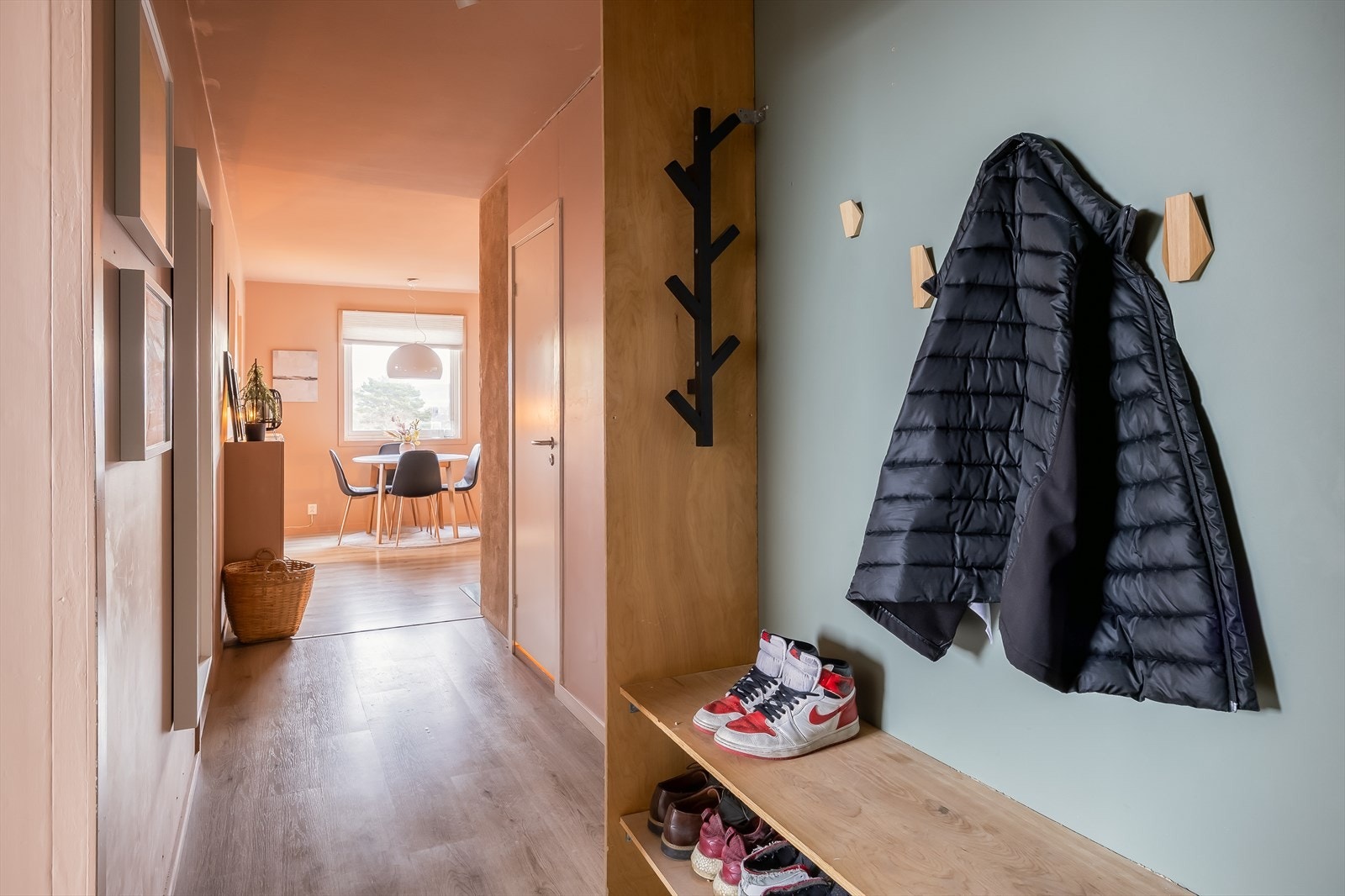 Leiligheten disponerer 2 boder for ekstra oppbevaring. En i kjeller og en i 11. etasje. Galleribilde