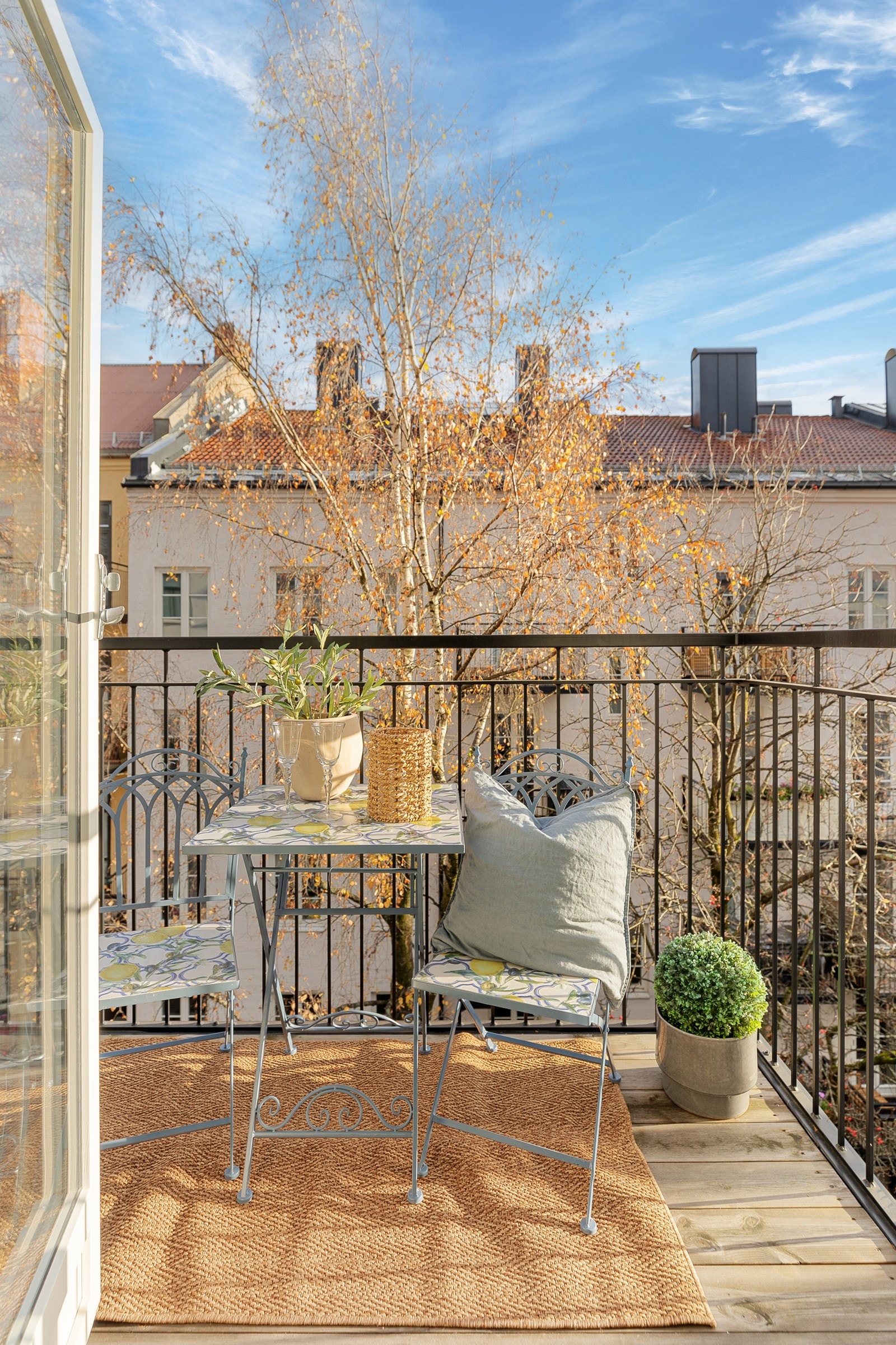 Fra kjøkkenet er det direkte utgang til leilighetens andre balkong. Formiddagssol på balkongen Galleribilde