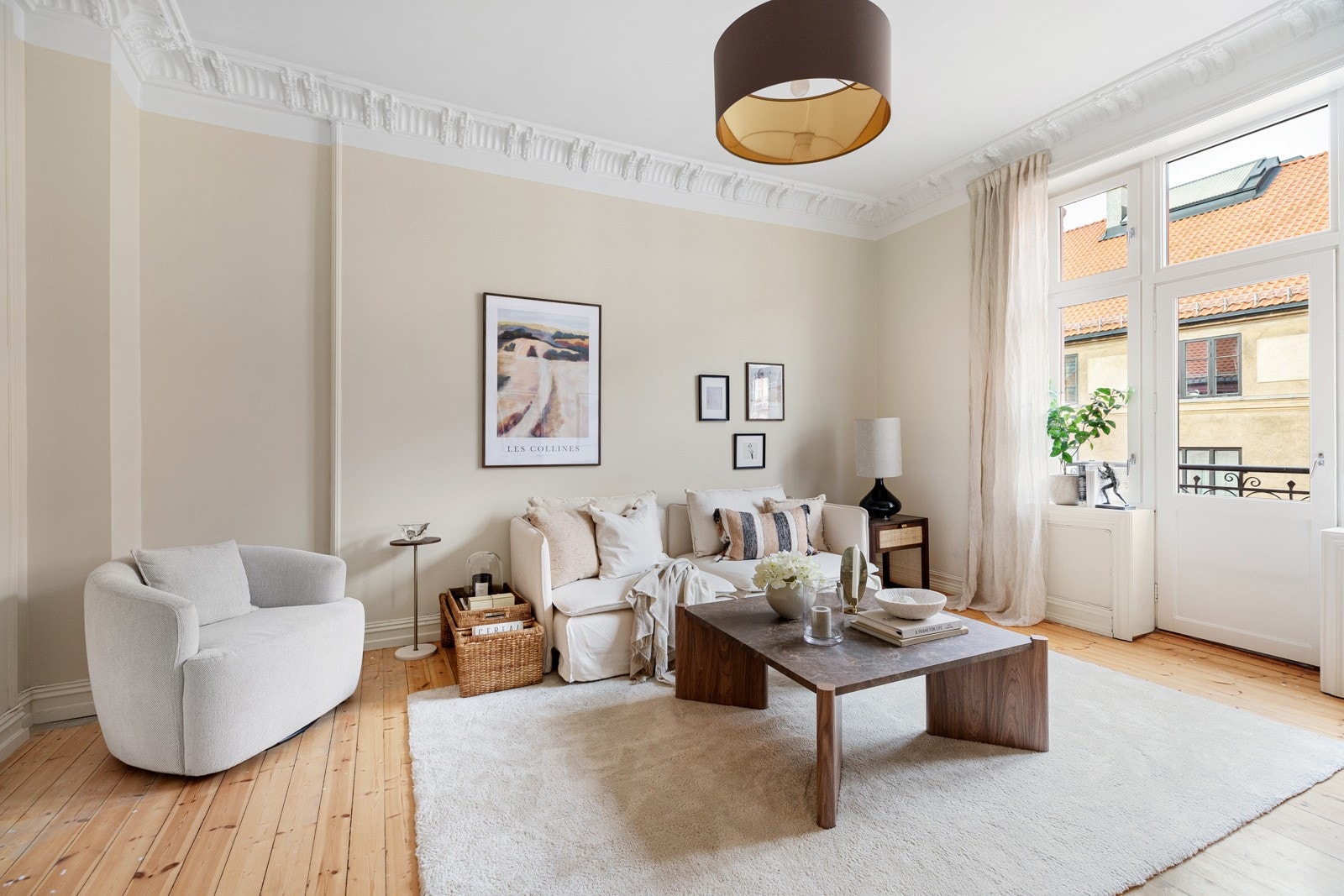 Stuen har plass til stor sofagruppe - perfekt sone for avslapning og sofatid Galleribilde