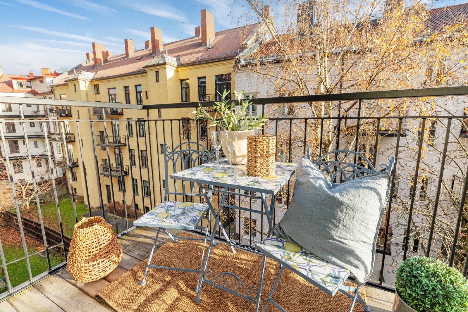 Leiligheten byr blant annet på 2 balkonger, hvorav en er vendt mot rolig bakgård. Sol store deler av dagen! Galleribilde