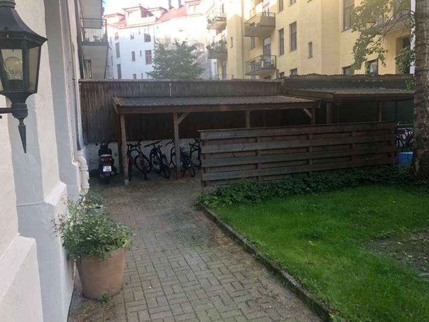 Bakgård Galleribilde