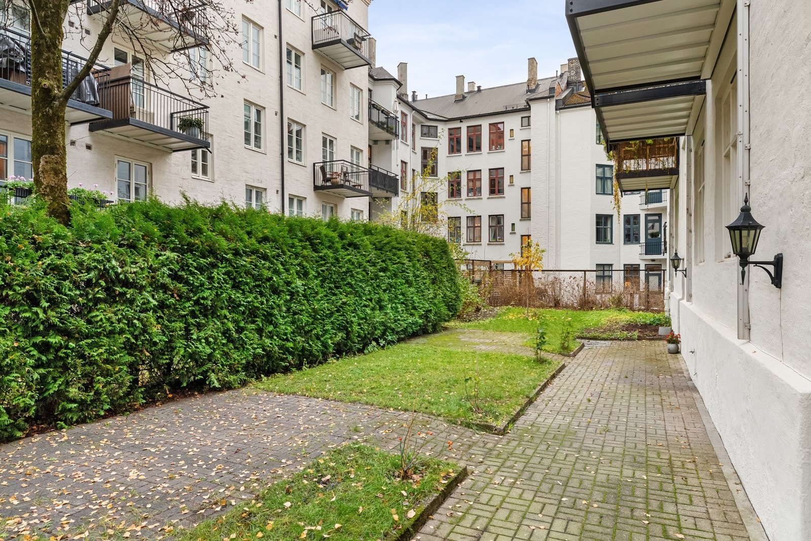 Pent opparbeidet bakgård med sittegruppe, grønne omgivelser på vår- og sommerstid Galleribilde