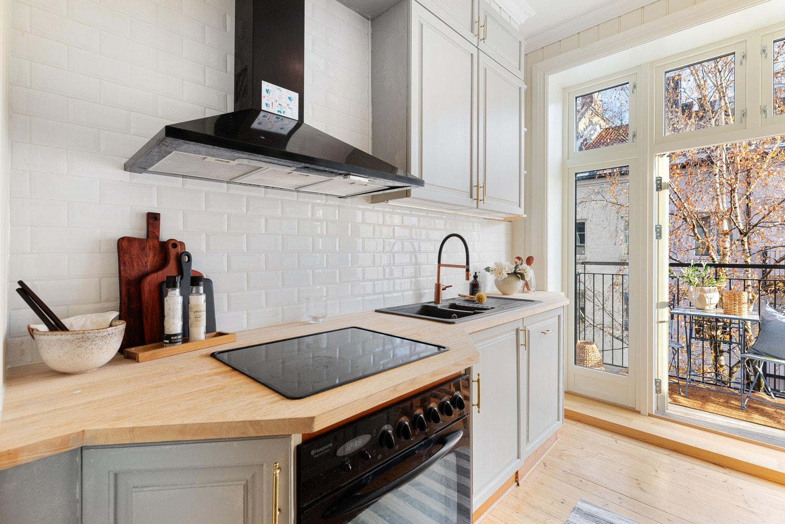 Kjøkkenet har opplegg for platetopp, oppvaskmaskin, stekeovn og egent kjølerom Galleribilde