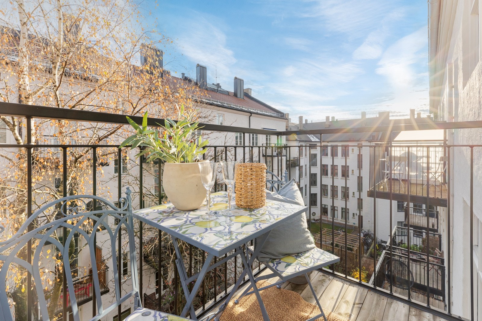 Balkongen vender mot indre gårdsrom. Perfekt sted å drikke kaffe i morgensolen Galleribilde