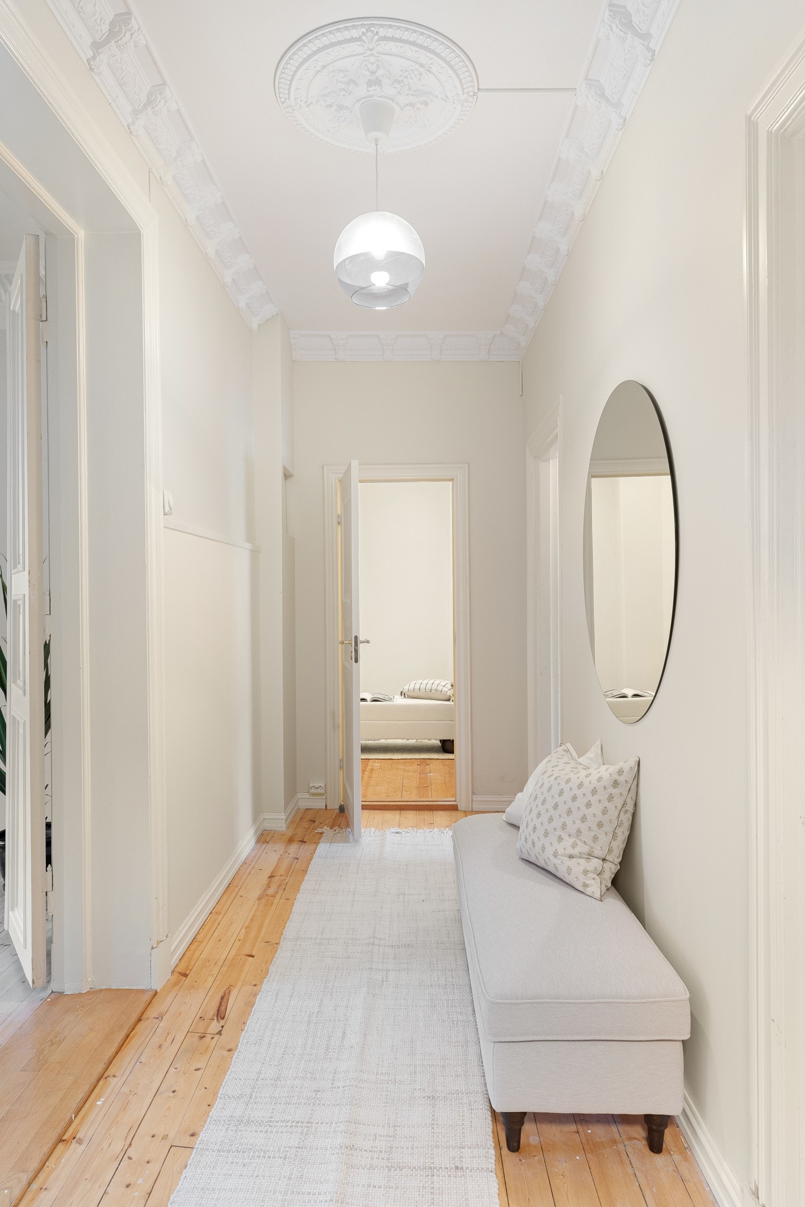 Entréen er meget innbydende med originalt tregulv og delikate fargevalg på vegger Galleribilde