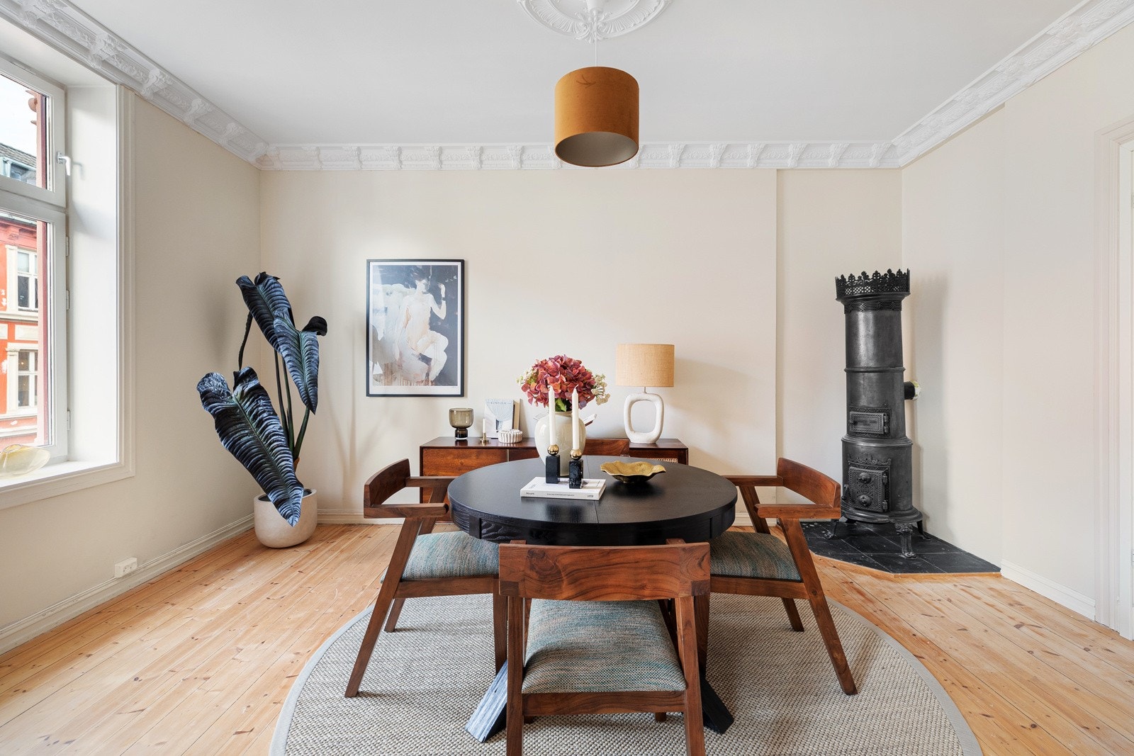 Leiligheten er renovert i 2023/2024, med bevarte klassiske detaljer; stukkatur & rosett, 2,94 meter takhøyde og doble fløydører Galleribilde