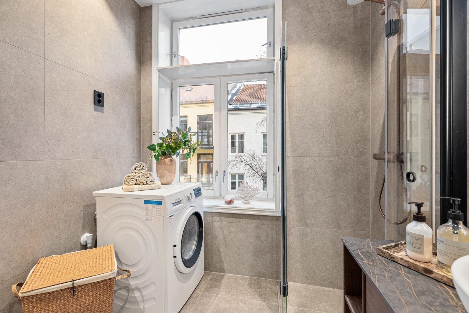 Baderomsmøbel i serien Svedbergs Epos by Halvor Bakke - Lekkert design i brun ask Galleribilde