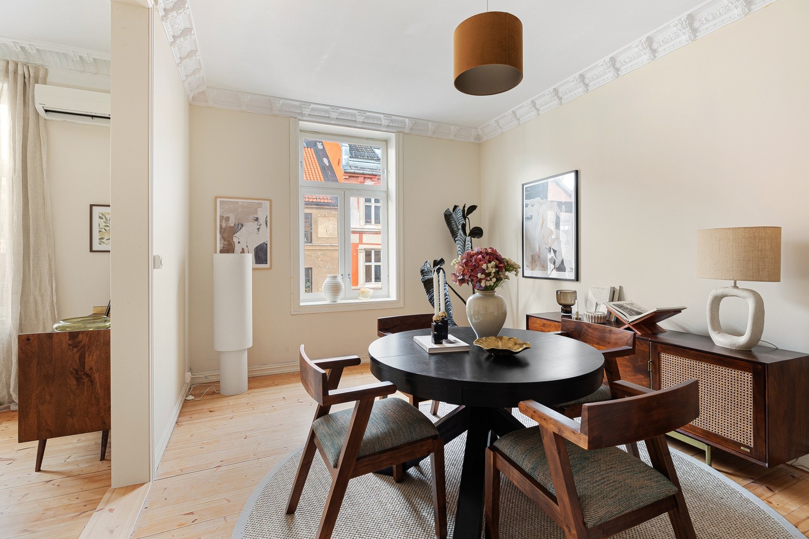 Spisestuen er romslig og byr på god plass til et langbord som rommer hele familien Galleribilde