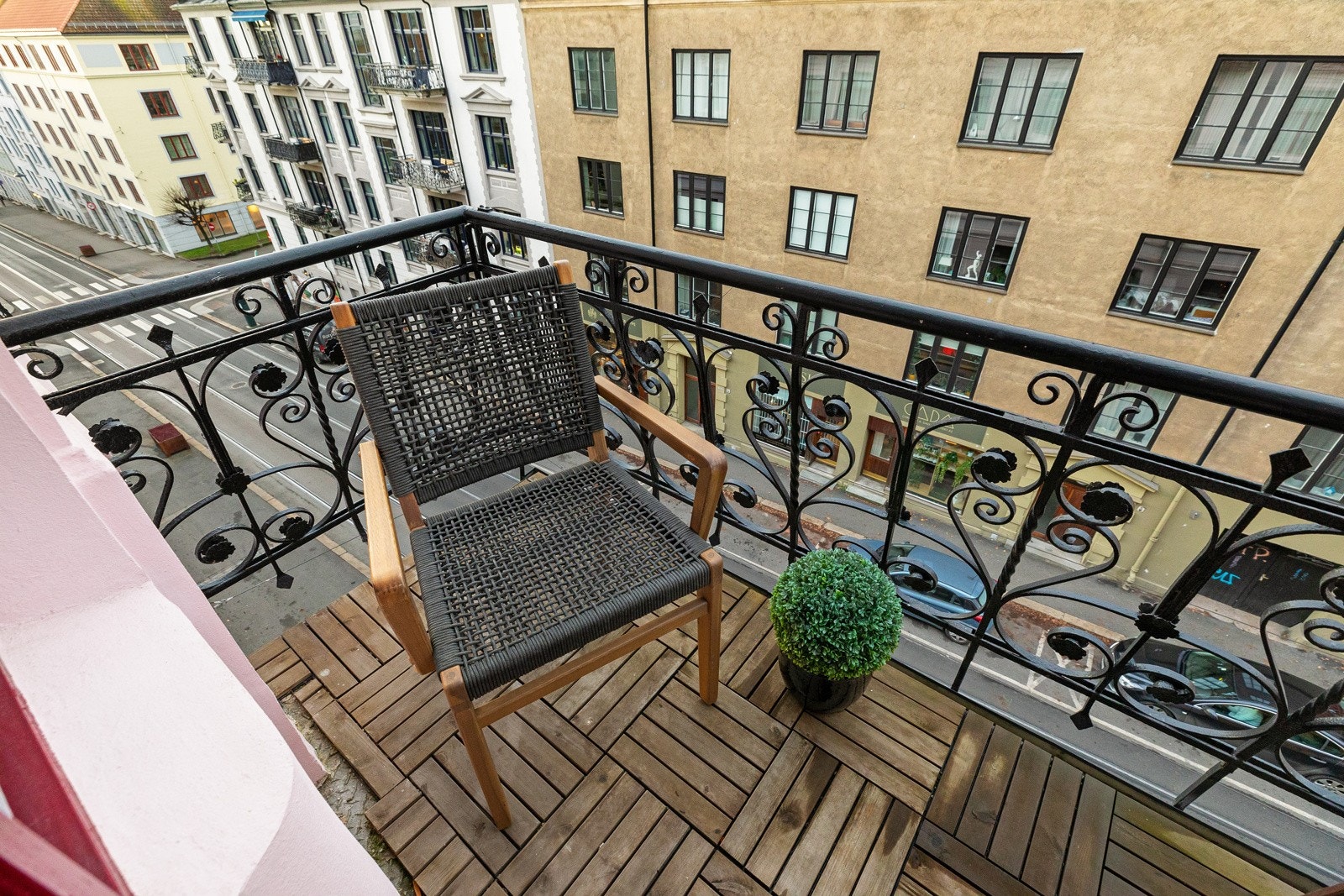 Vestvendt balkong - bidrar til å utvide stuens størrelse på sommerstid Galleribilde