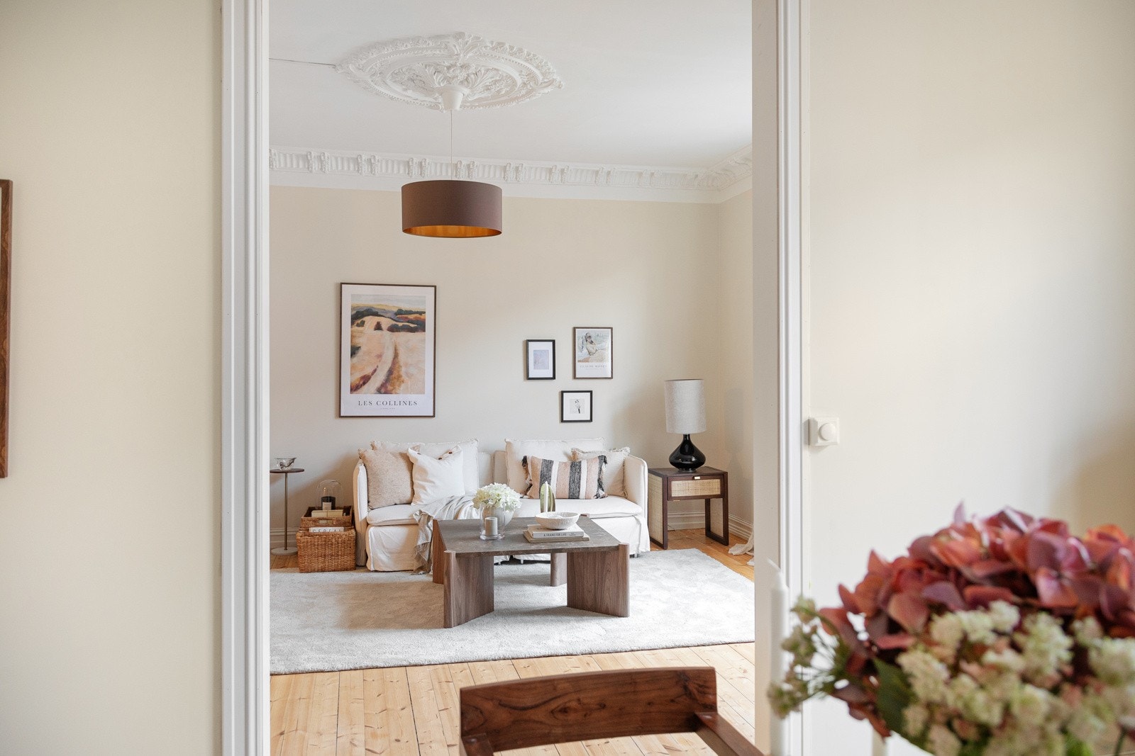 Det klassiske preget er gjennomgående i begge stuene, noe som gir et helhetlig, vakkert uttrykk Galleribilde