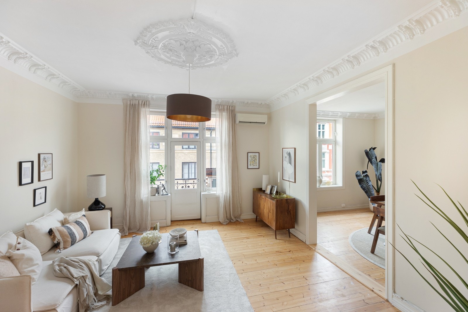 Fra stuen er det adkomst til leilighetens første balkong Galleribilde