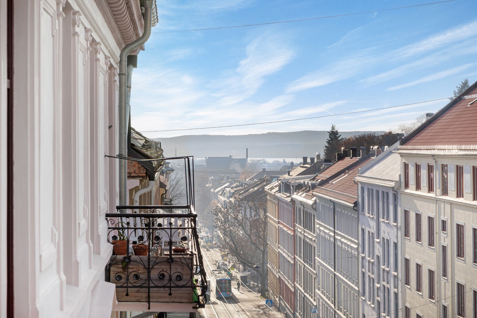 Vestvendt balkong med ettermiddagssol. I byggets fjerde etasje vil du oppleve en unik atmosfære fra balkongen Galleribilde