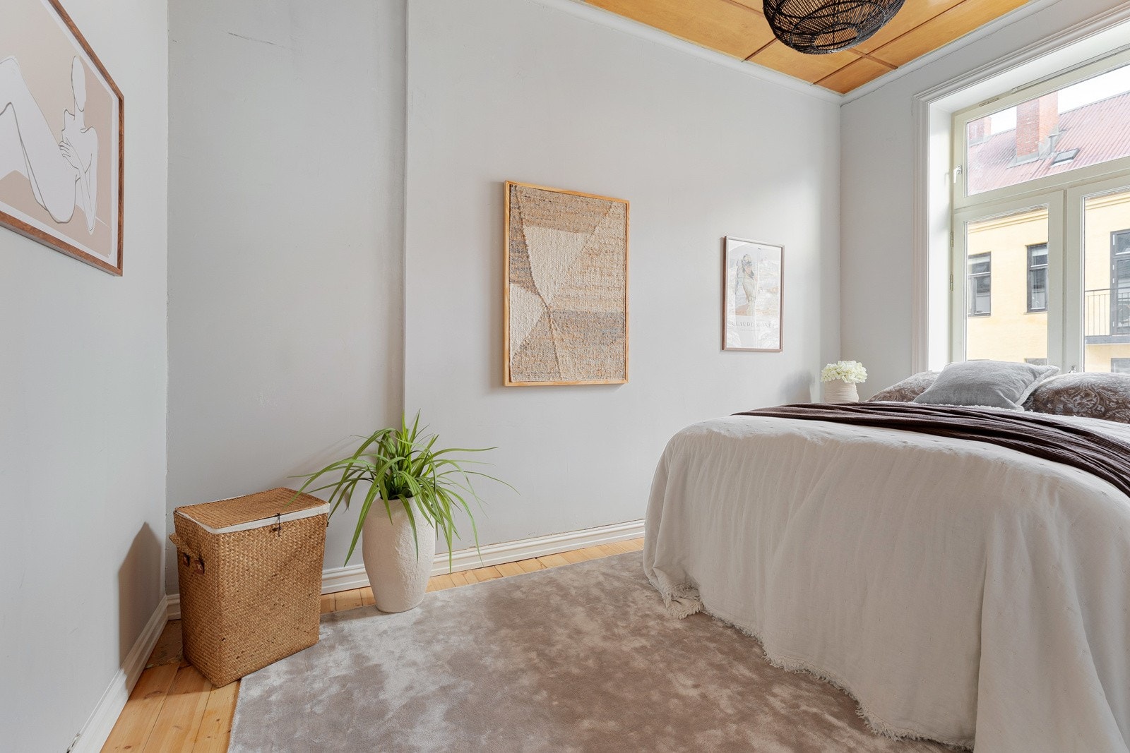 Ytterligere plass til skrivepult slik at du kan benytte deg av hjemmekontor Galleribilde