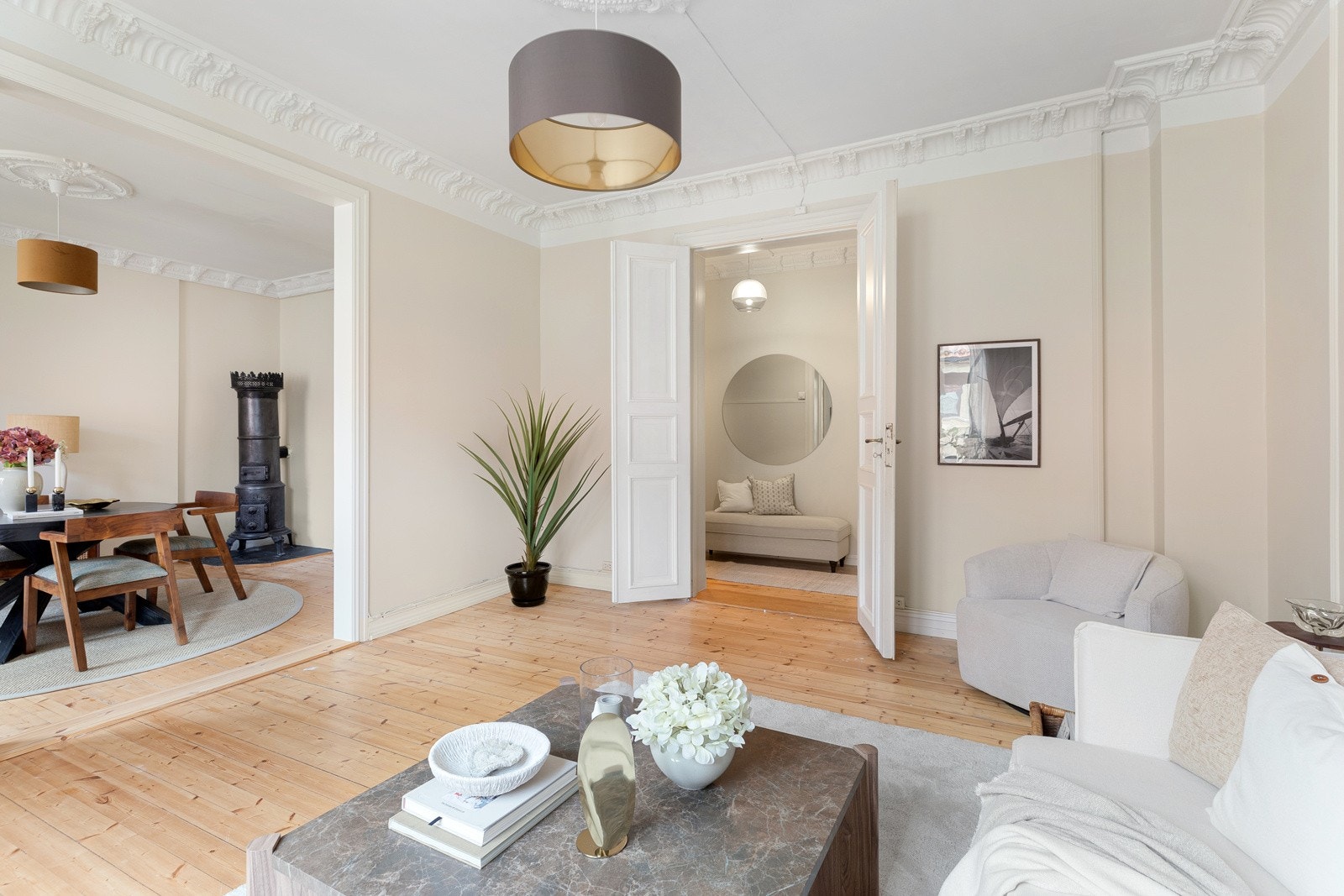 Doble fløydører mellom stuen og gangen Galleribilde