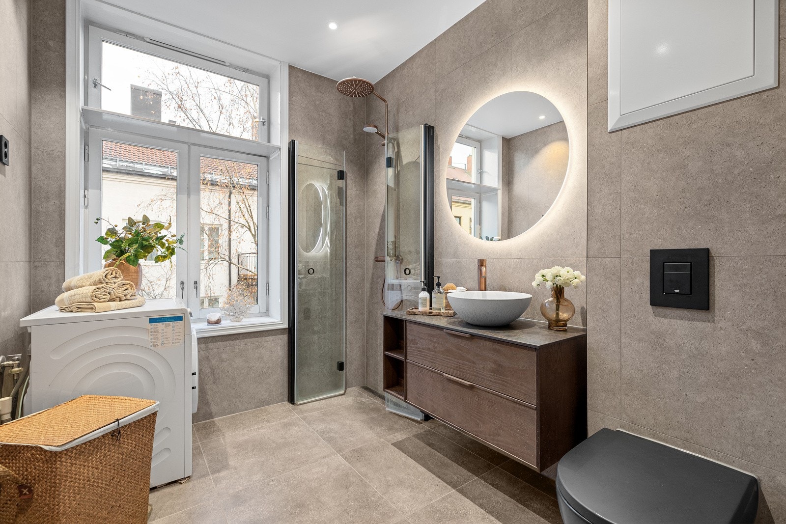 Svært innbydene baderom totalrenovert i 2023 med italienske fliser og behagelig gulvvarme Galleribilde