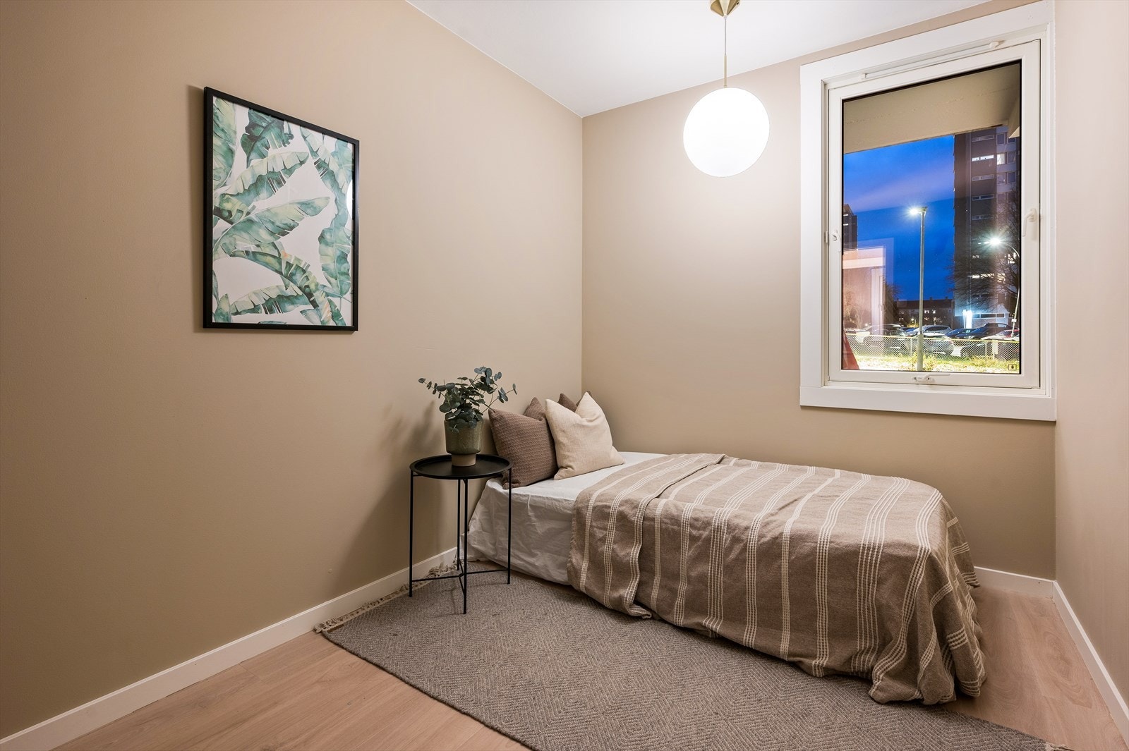 Her er det også plass til dobbeltseng, garderobeløsning og nattbord Galleribilde