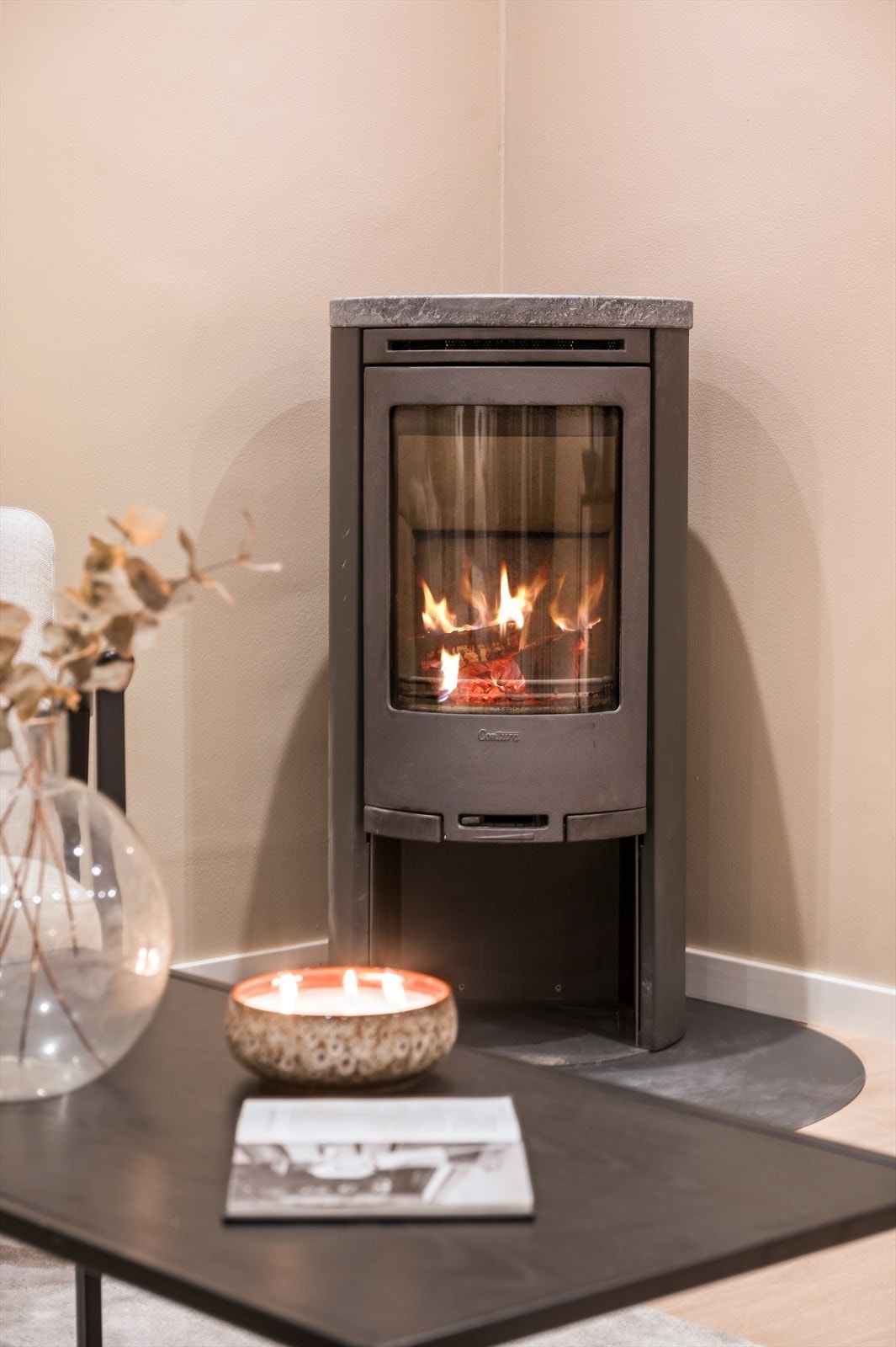 Peis i stue gir en lun og hyggelig atmosfære Galleribilde