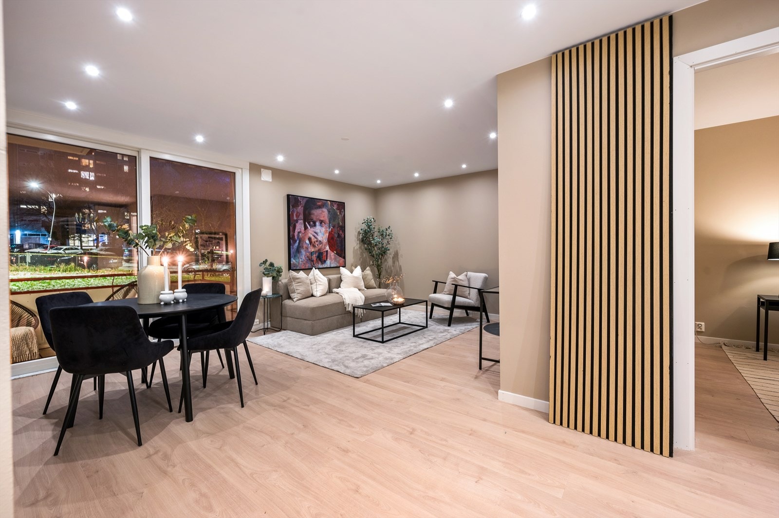 Leiligheten har en åpen stue- og kjøkkenløsning med god plass til flere sittegrupper og soner Galleribilde