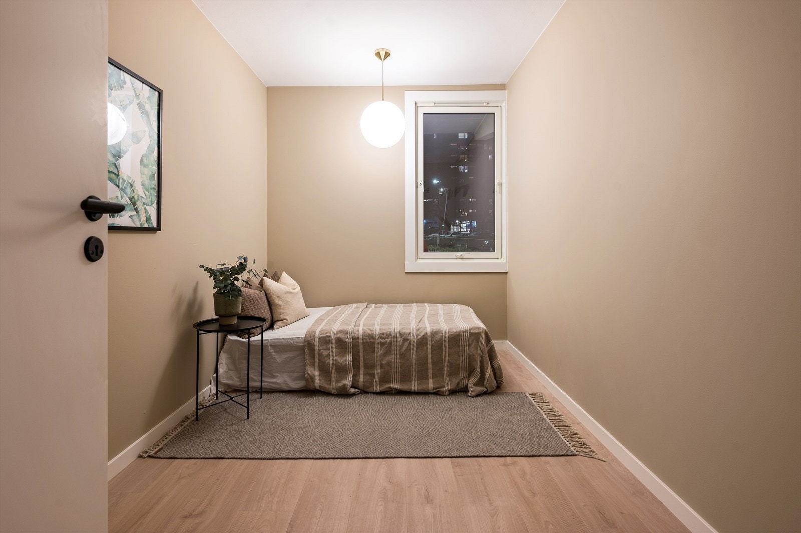 Soverom II | Rommet er av fin størrelse med flott utsyn og mye naturlig lys Galleribilde