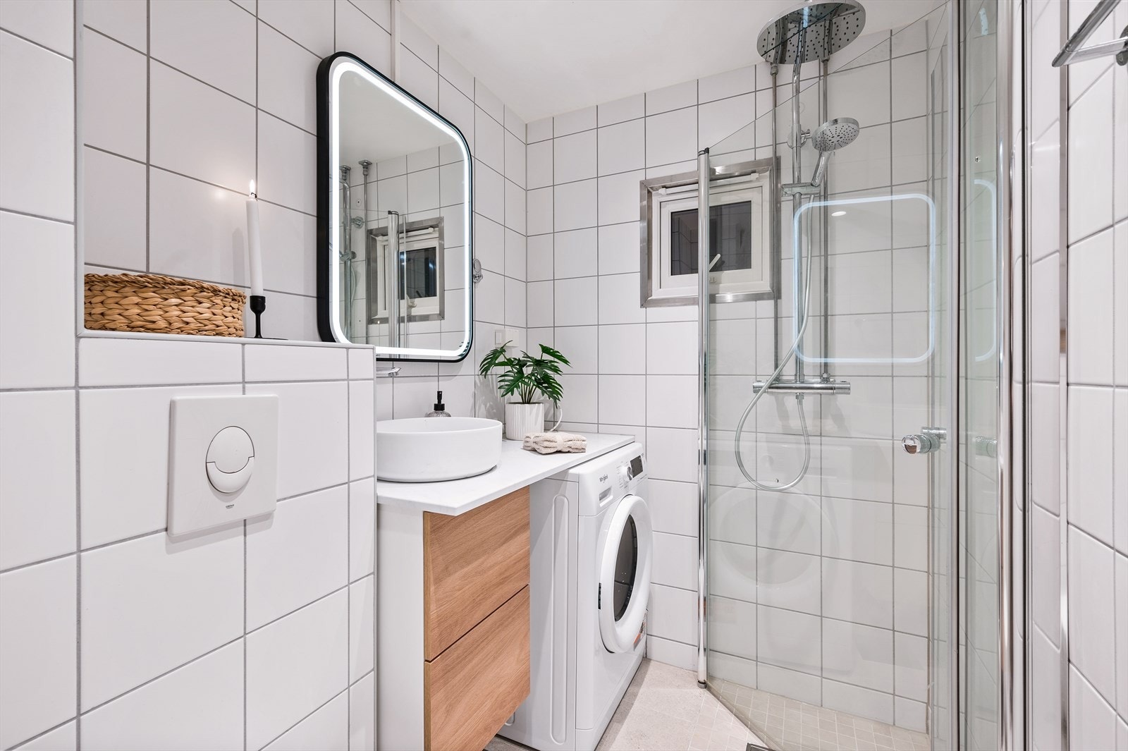 Lyst flislagt baderom som ble pusset opp i regi av borettslaget i 2010, og oppgradert i 2024 Galleribilde