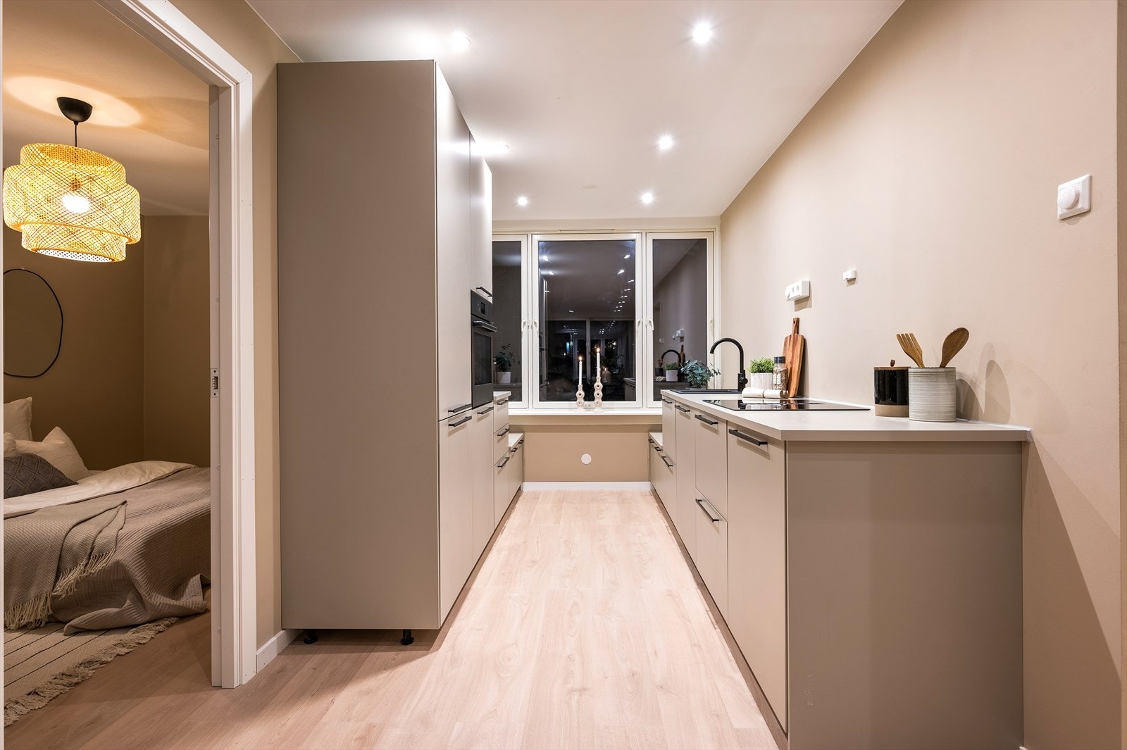 Strøkent IKEA kjøkken fra 2024 med mye skap- og benkeplass Galleribilde