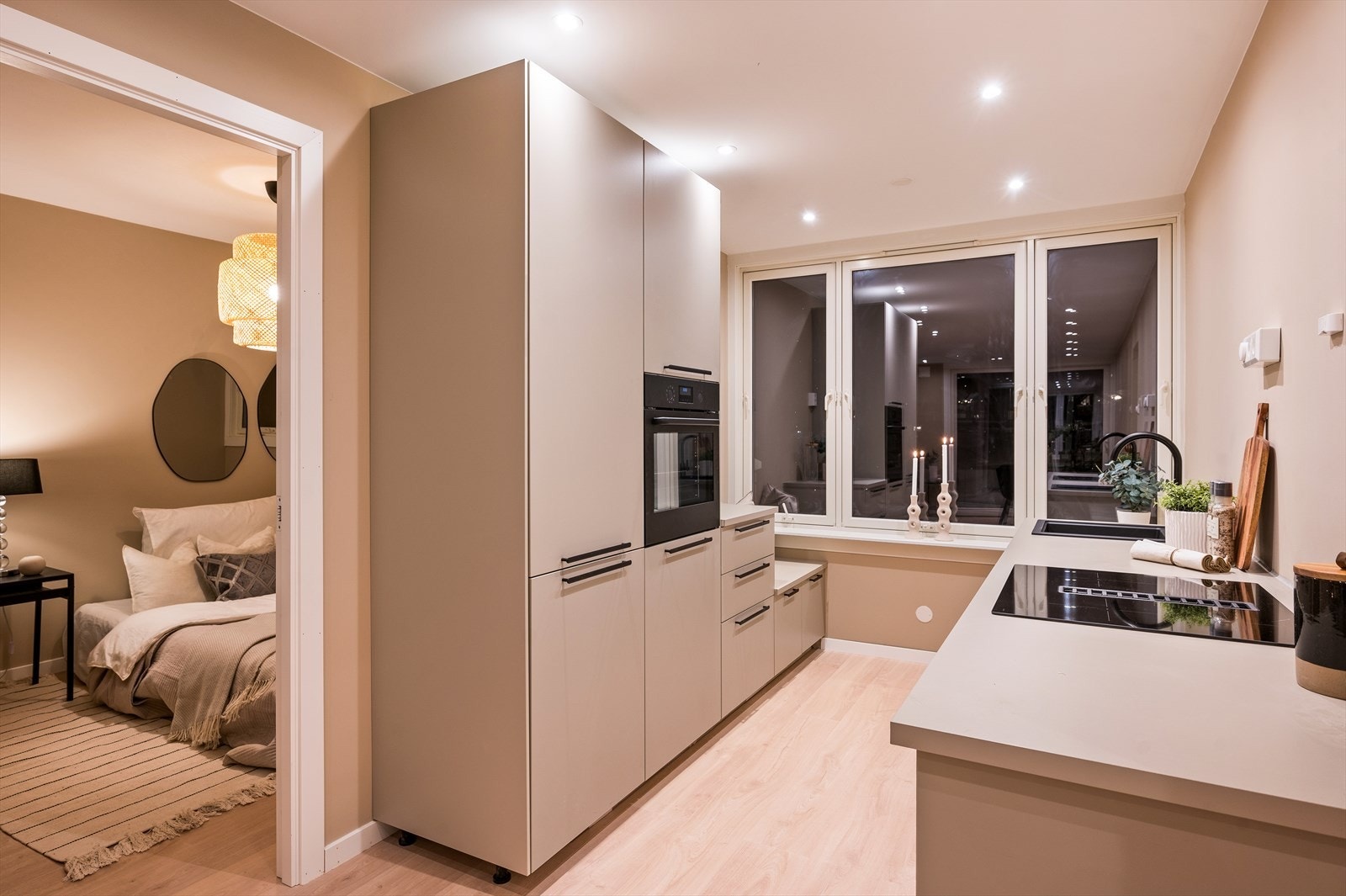 Det er rikelig med oppbevaringsplass i skuffer og skap Galleribilde