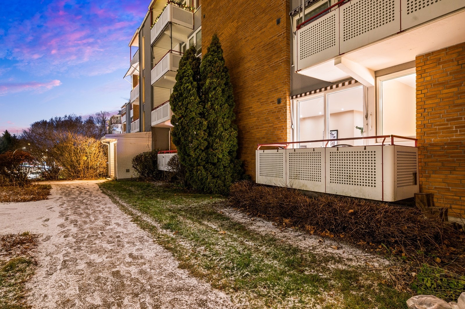 Leiligheten ligger i 1. etasje vendt mot grønne fellesområder Galleribilde