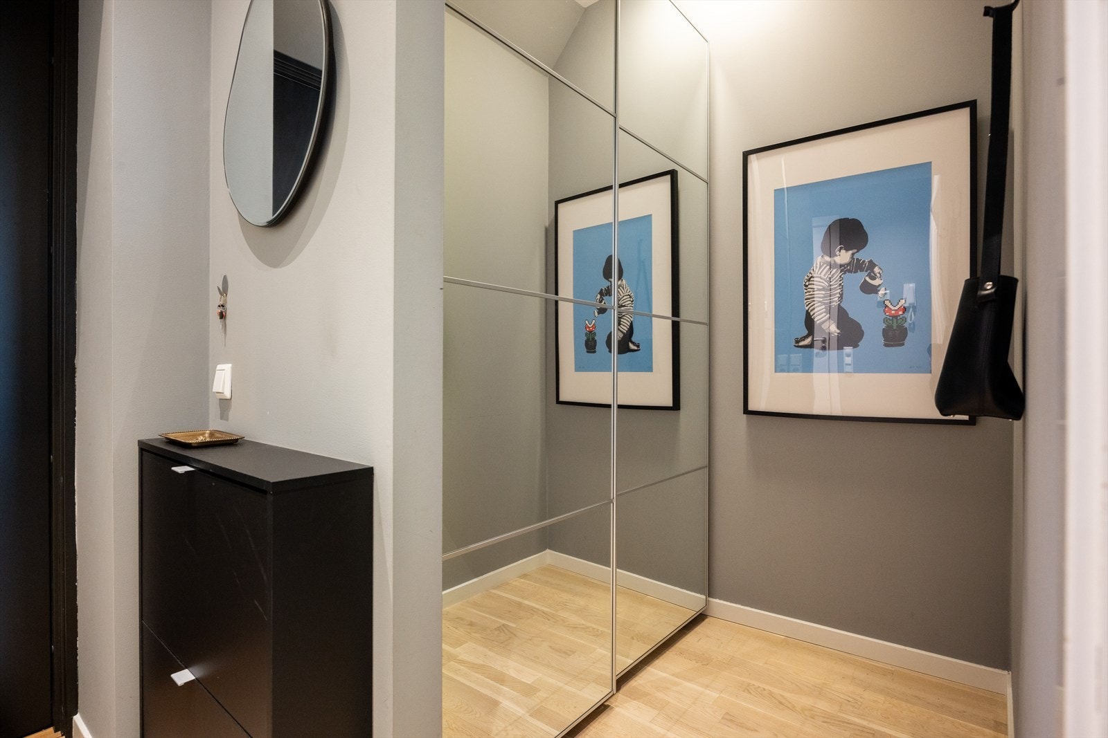 Praktisk skyvedørsgarderobe med speilfronter, perfekt for lagring av yttertøy Galleribilde