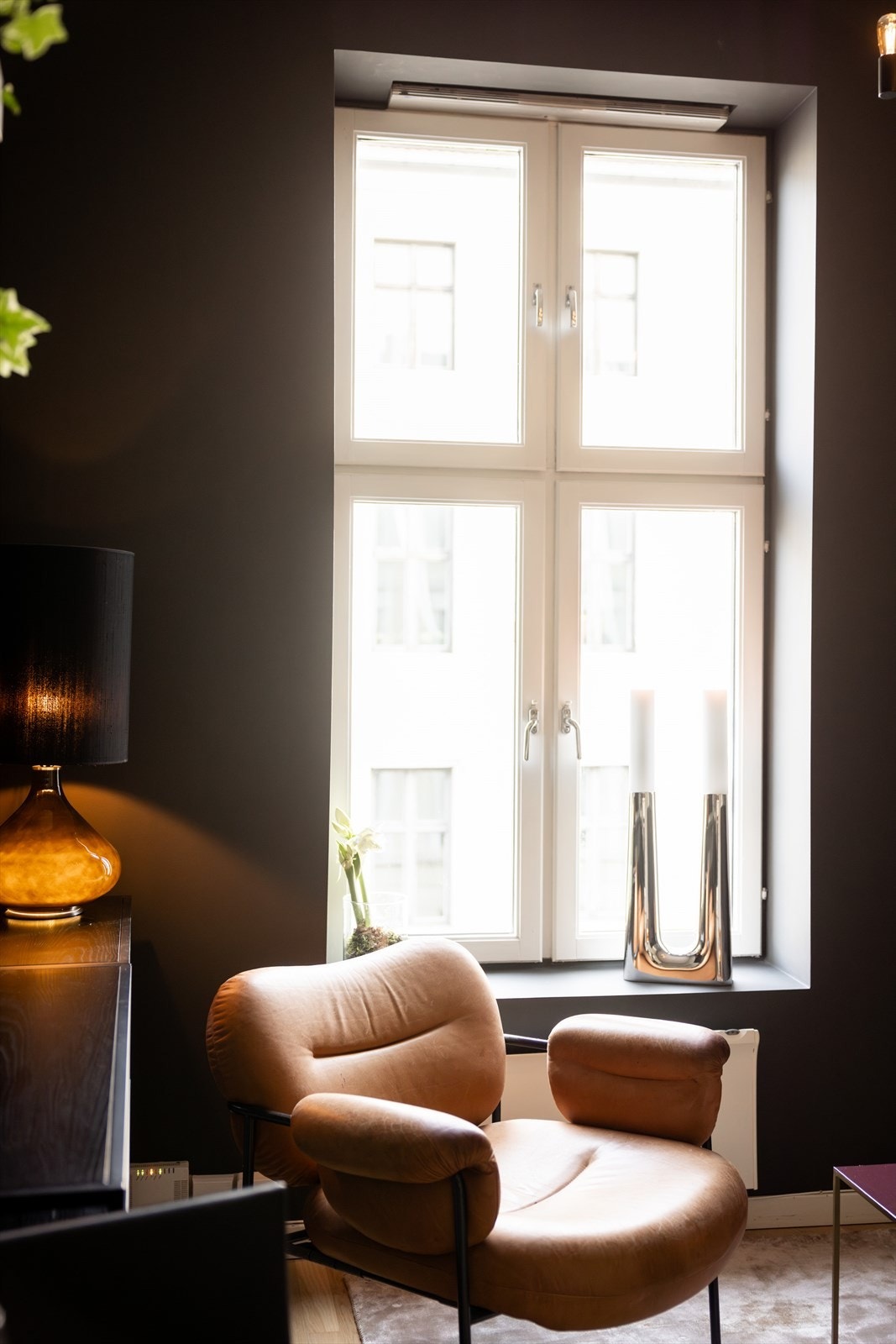 Store vindusflater slipper inn rikelig med lys og gir en luftig atmosfære Galleribilde