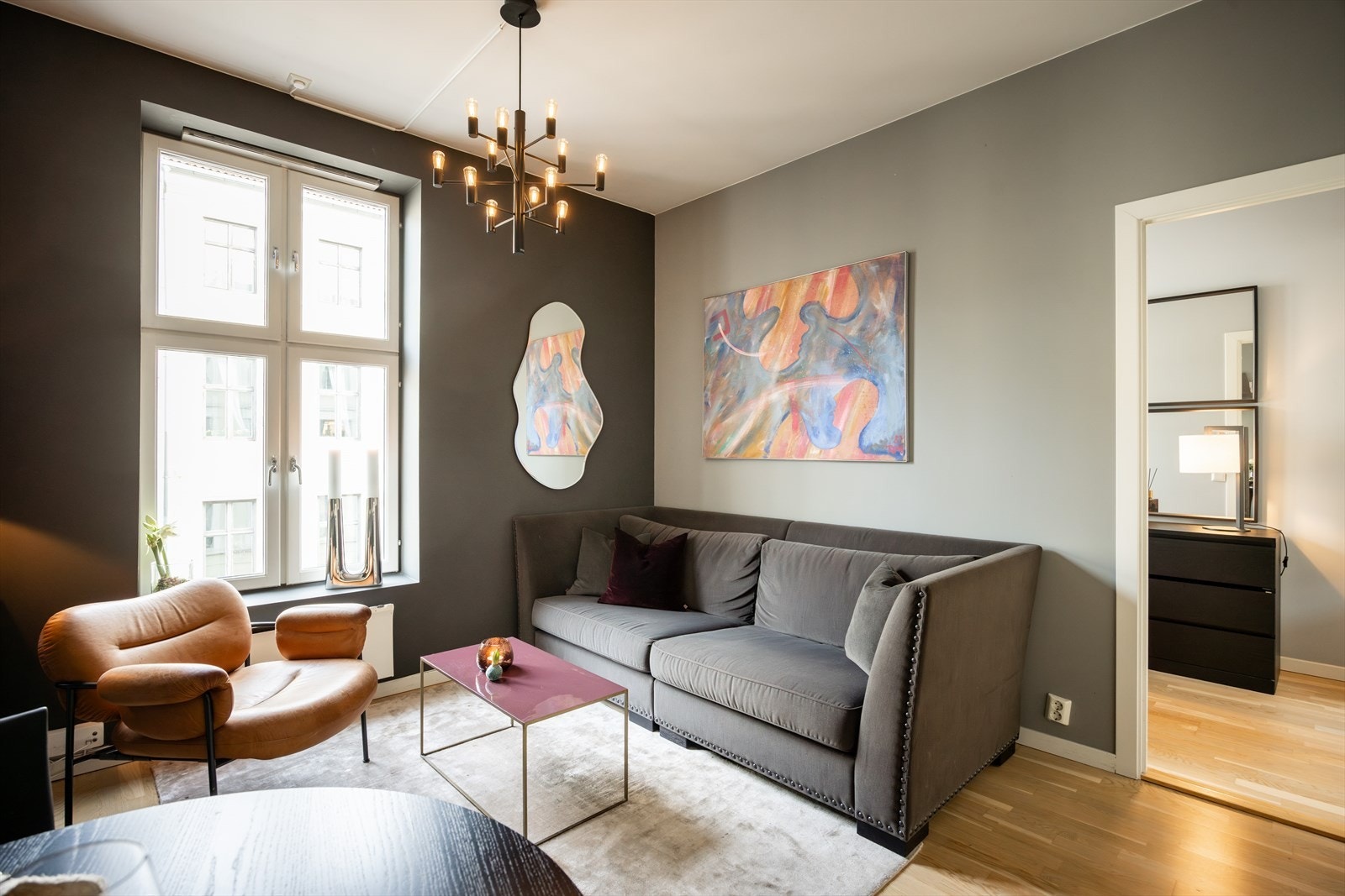 Stuen har god plass til en sofaseksjon med tilhørende stuebord og en underholdningsavdeling Galleribilde