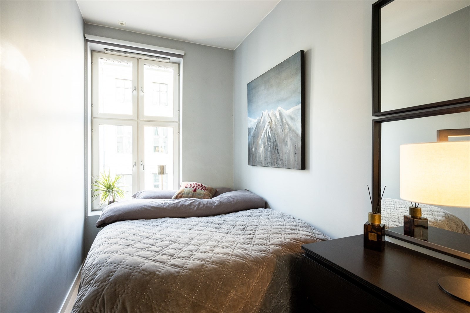 Soverommet har plass til dobbeltseng og kommode Galleribilde