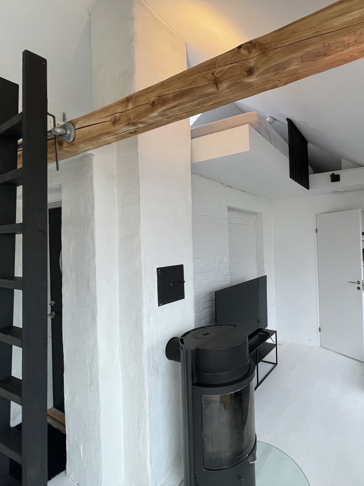 Fra stuen kan man klatre til en hems med seng. Galleribilde