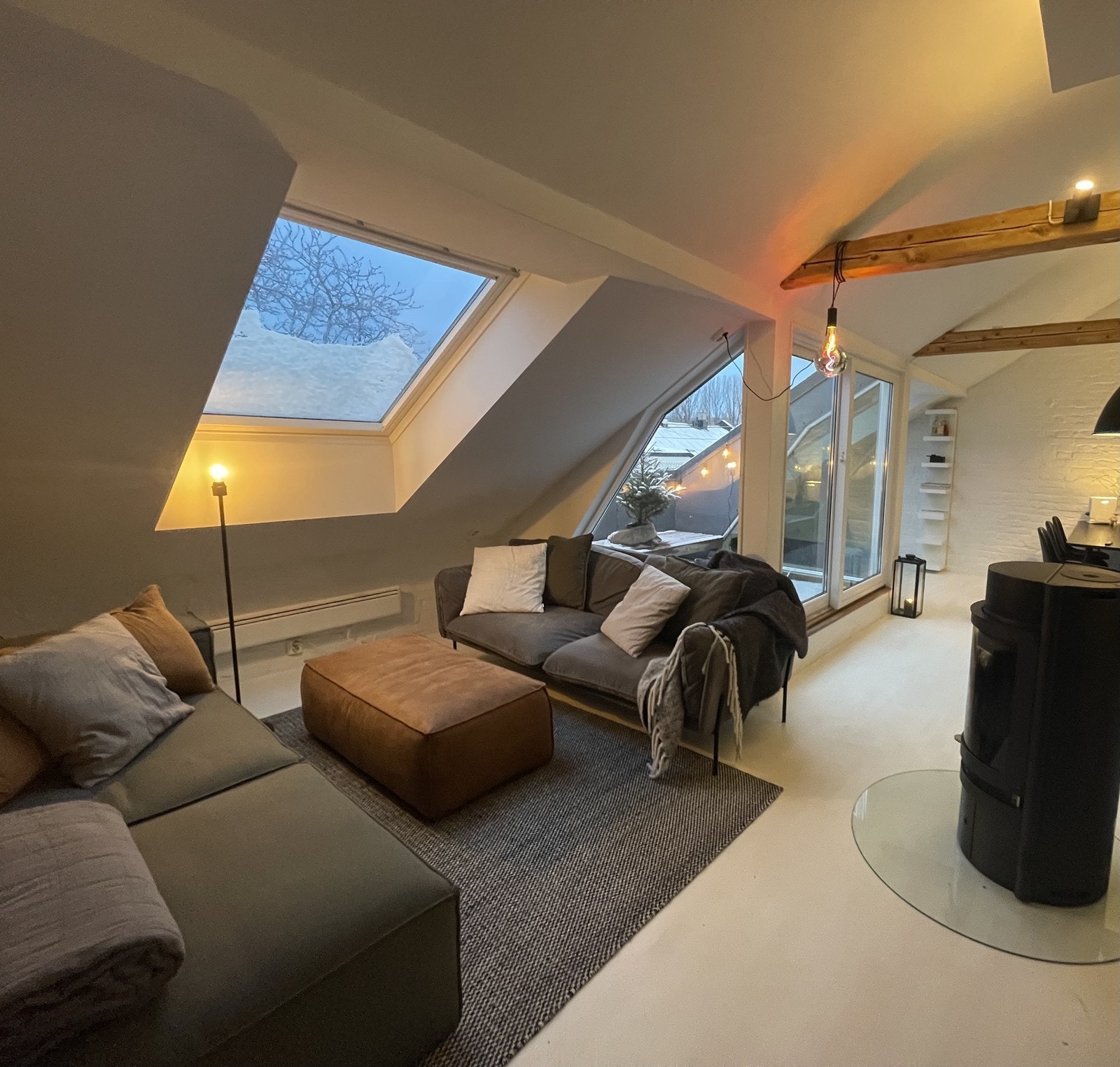 Leilighetens gode takhøyde og åpne kjøkken/stue løsning er svært praktisk. Galleribilde