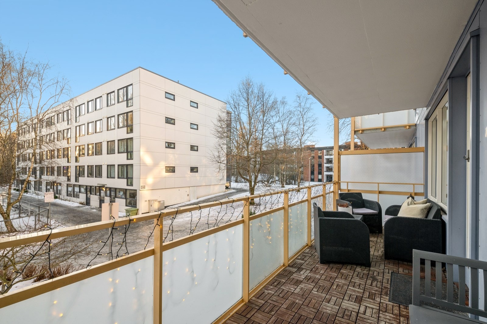 Balkongen har plass til trivelig utemøblement. Galleribilde