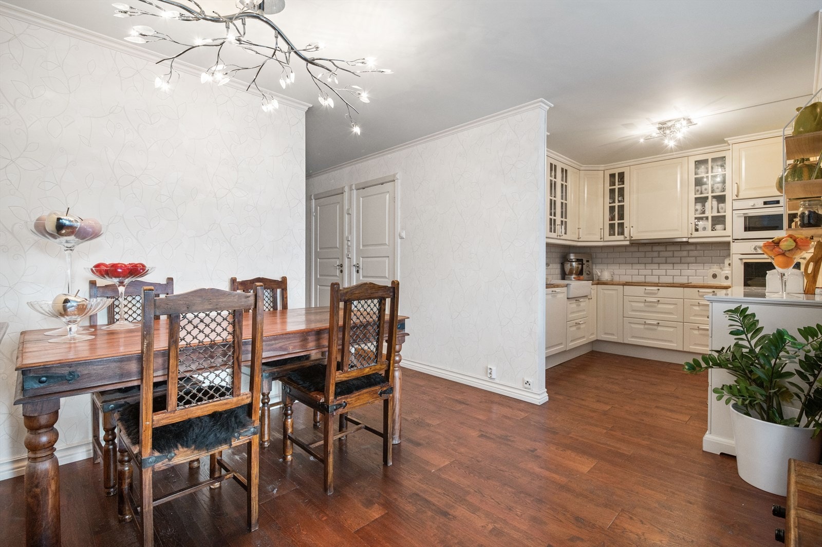 Den åpne og luftige løsningen skaper mer plass mellom stue og kjøkken. Galleribilde