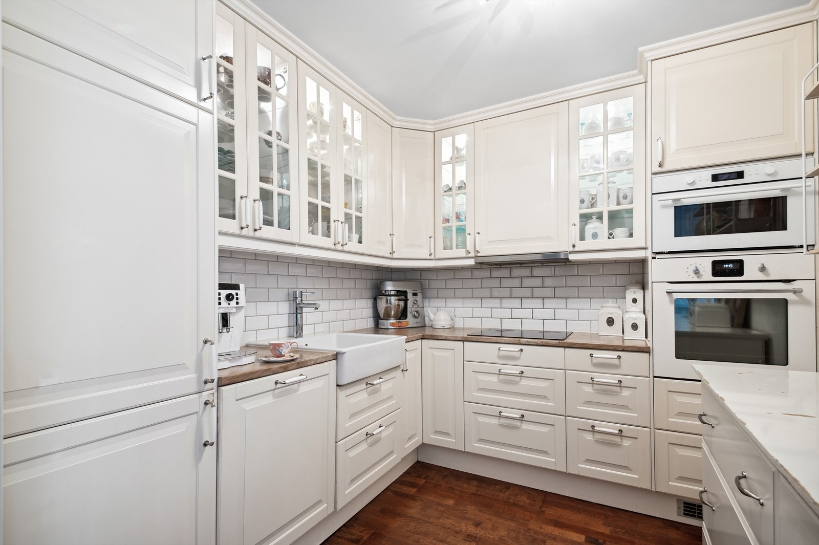 Kjøkkenet har integrerte hvitevarer. Galleribilde