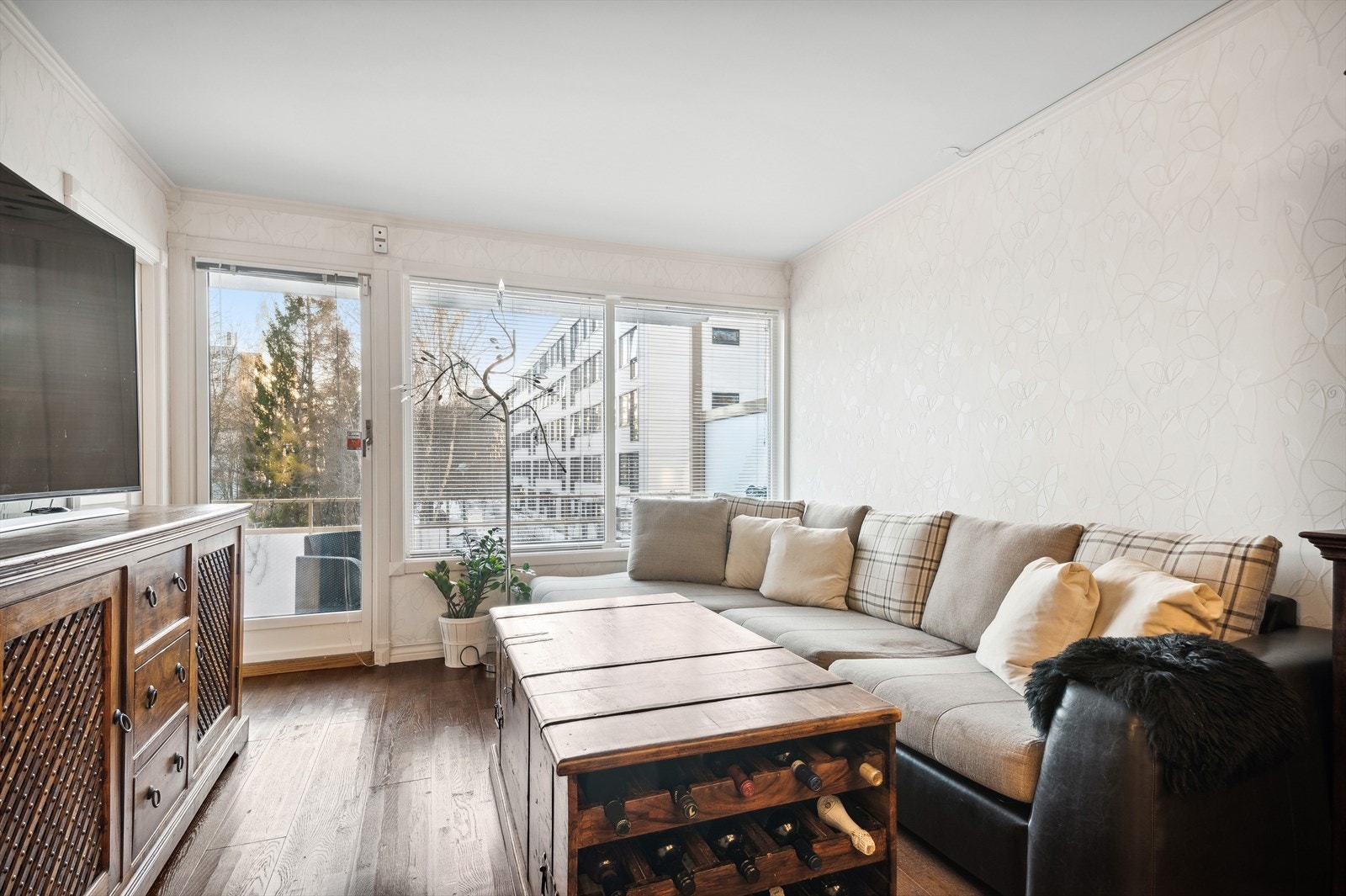 Stuen har store vindusflater som sørger for et godt og naturlig innslipp av lys. Galleribilde