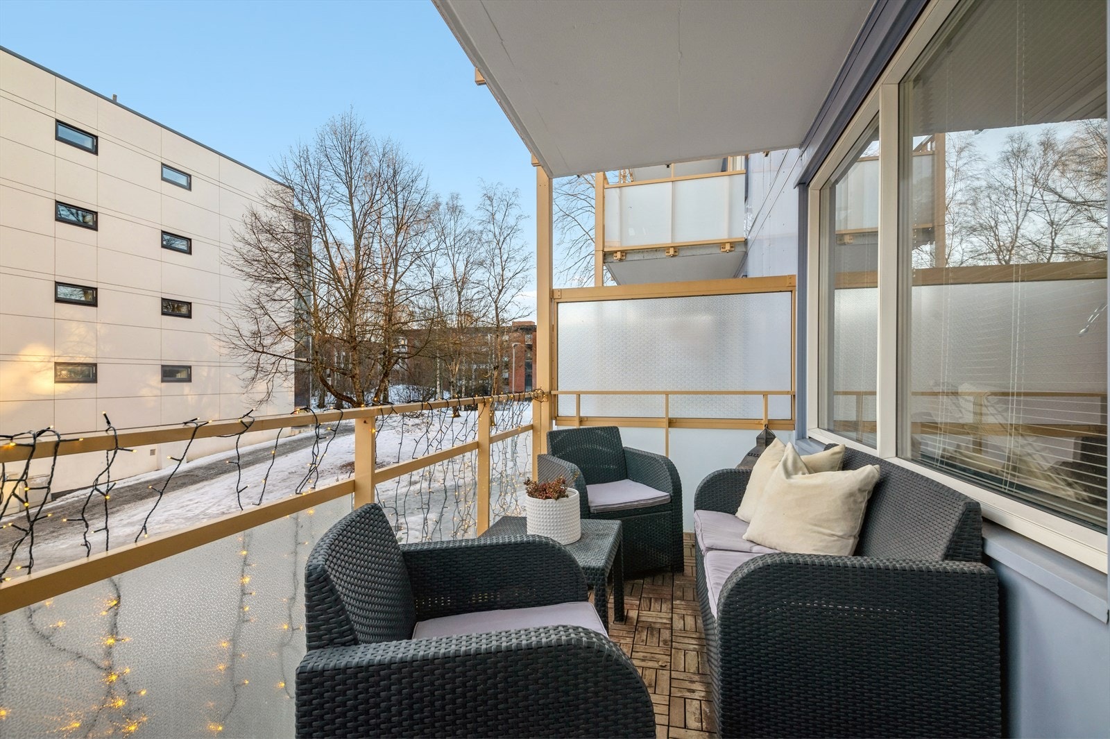 Koselig balkong med plass til utemøbler. Galleribilde