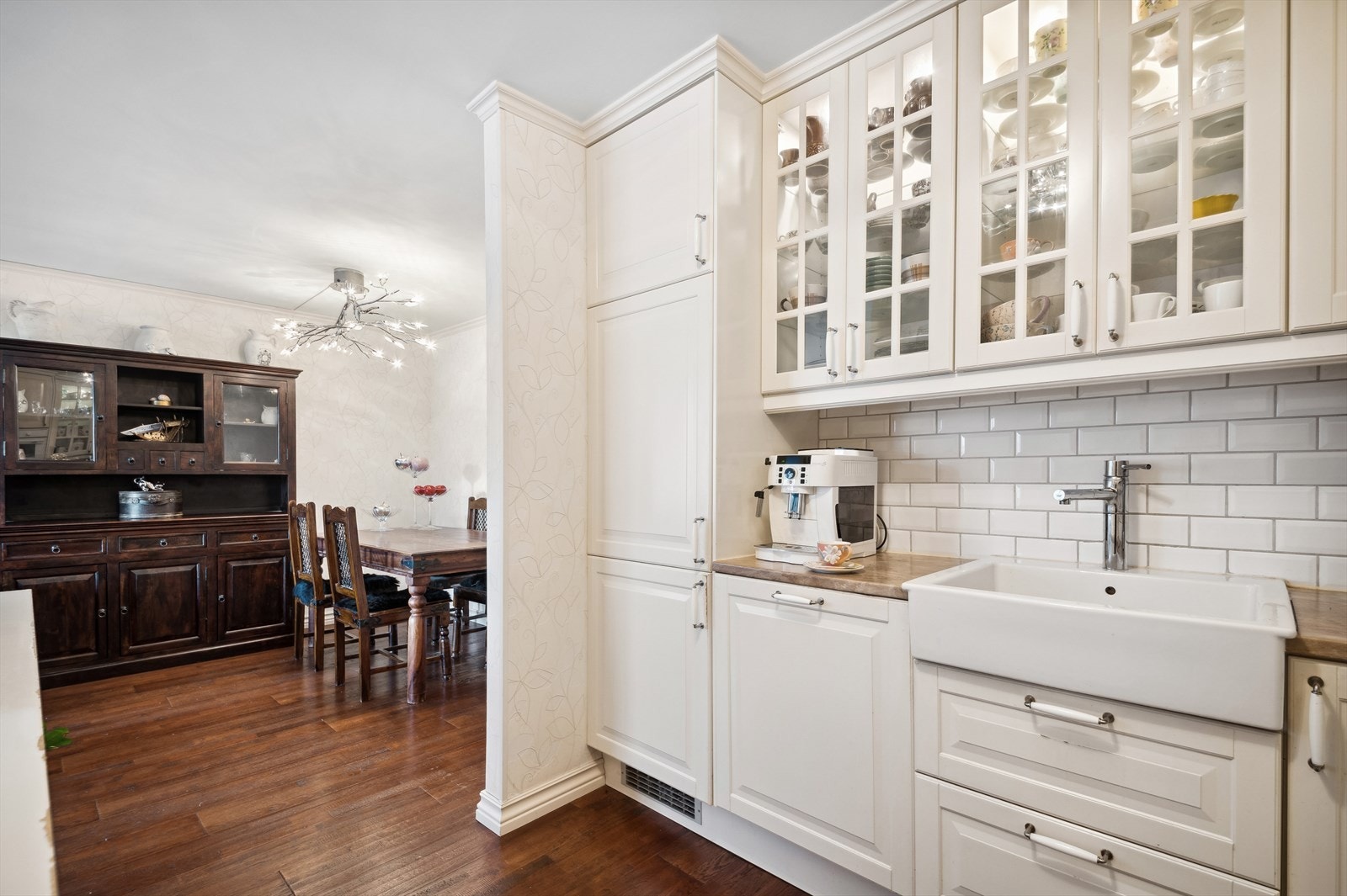 Det er godt med både skap og benkeplass. Galleribilde